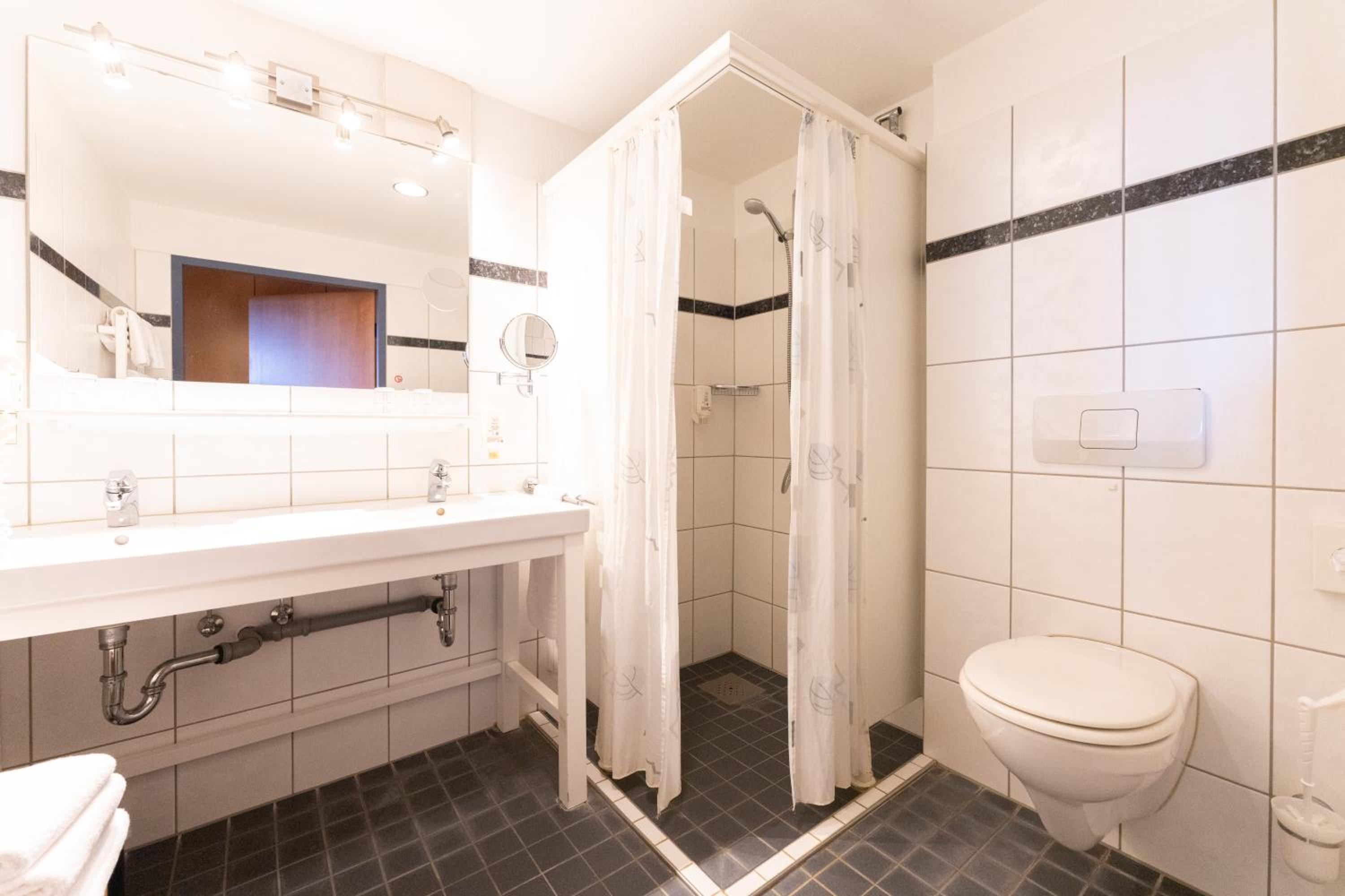 4 Bed Maisonette - Photo 4