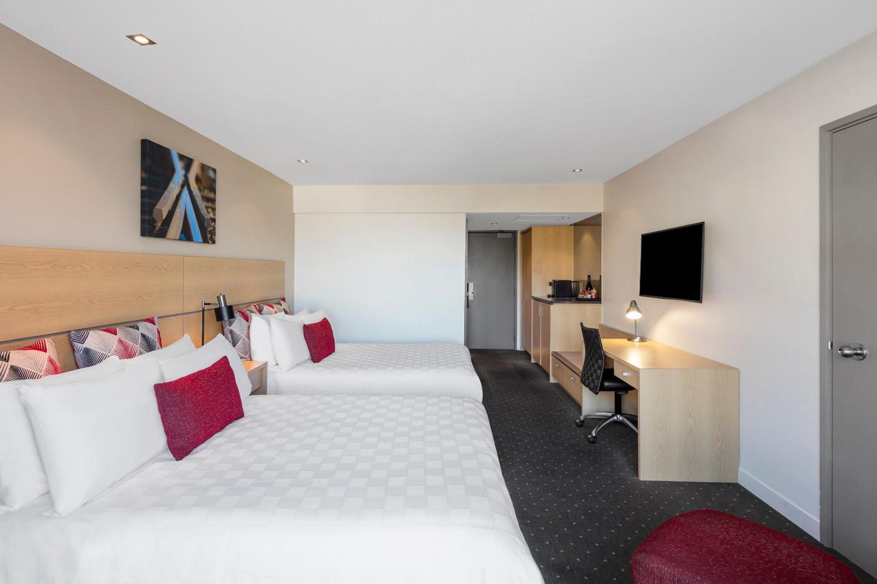 Mountain View Twin with Balcony - 2 Queen beds - Photo 3