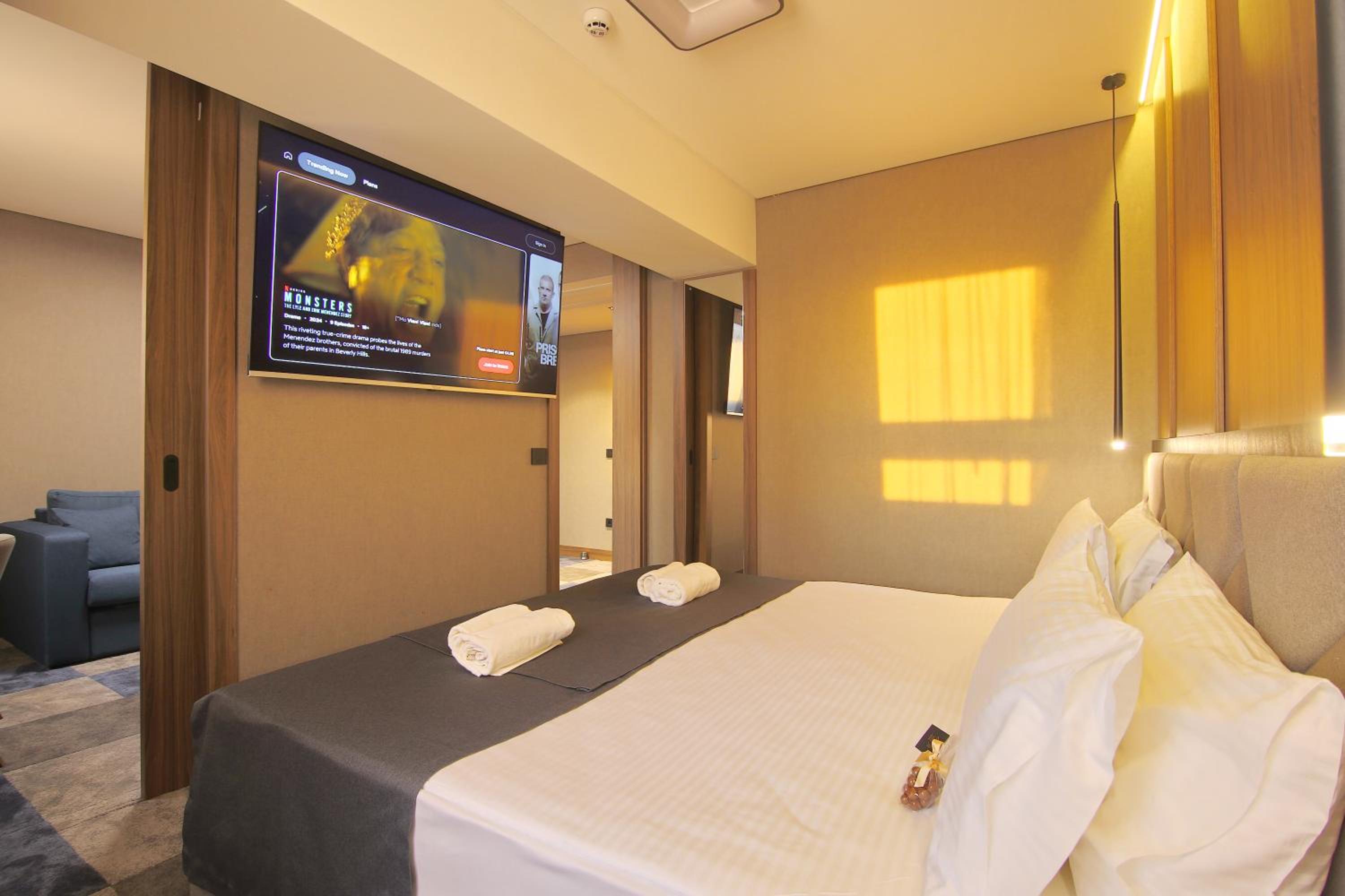 Deluxe Suite - Photo 5