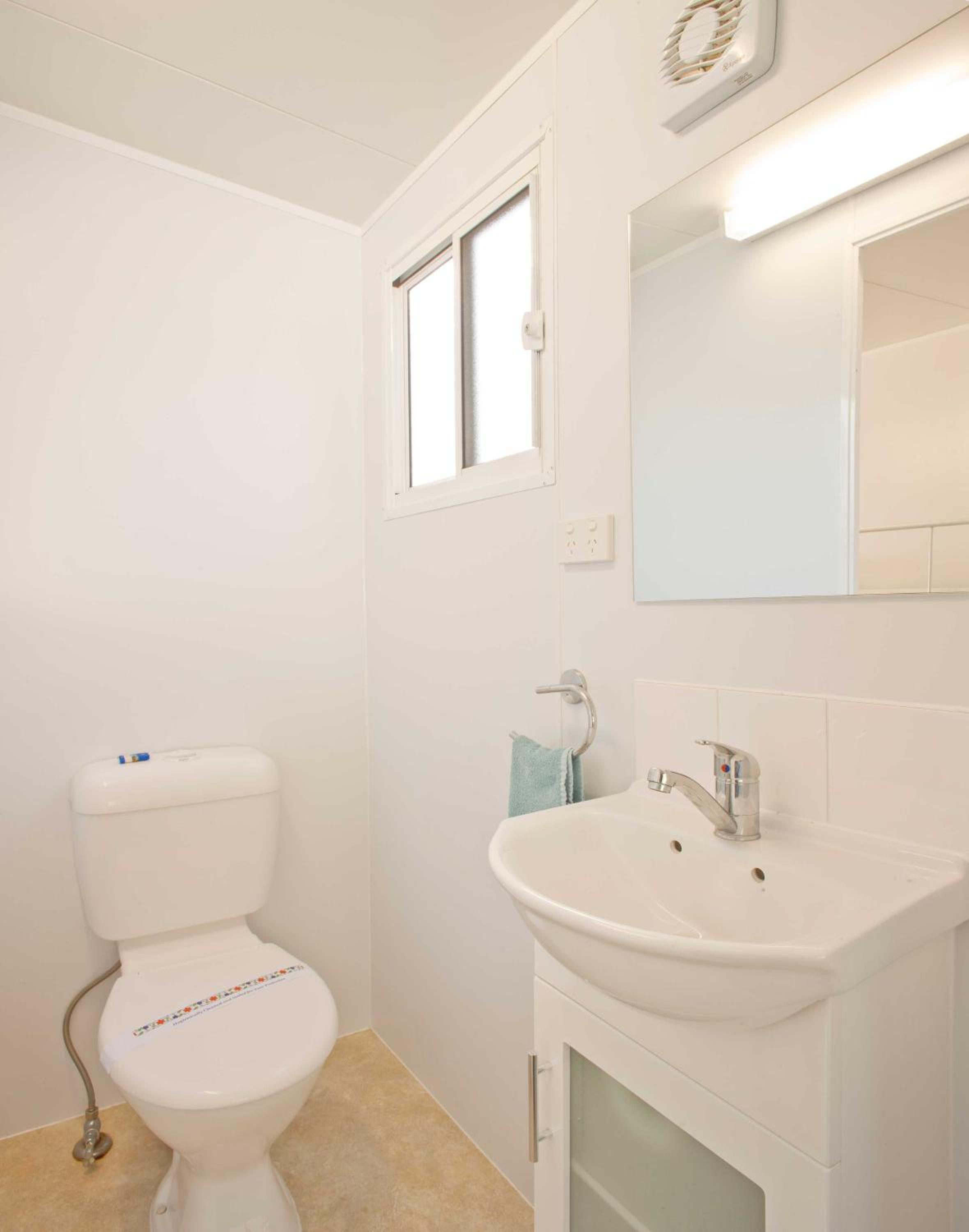 One Bedroom Studio Cabin - Queen + Bunks photo 2