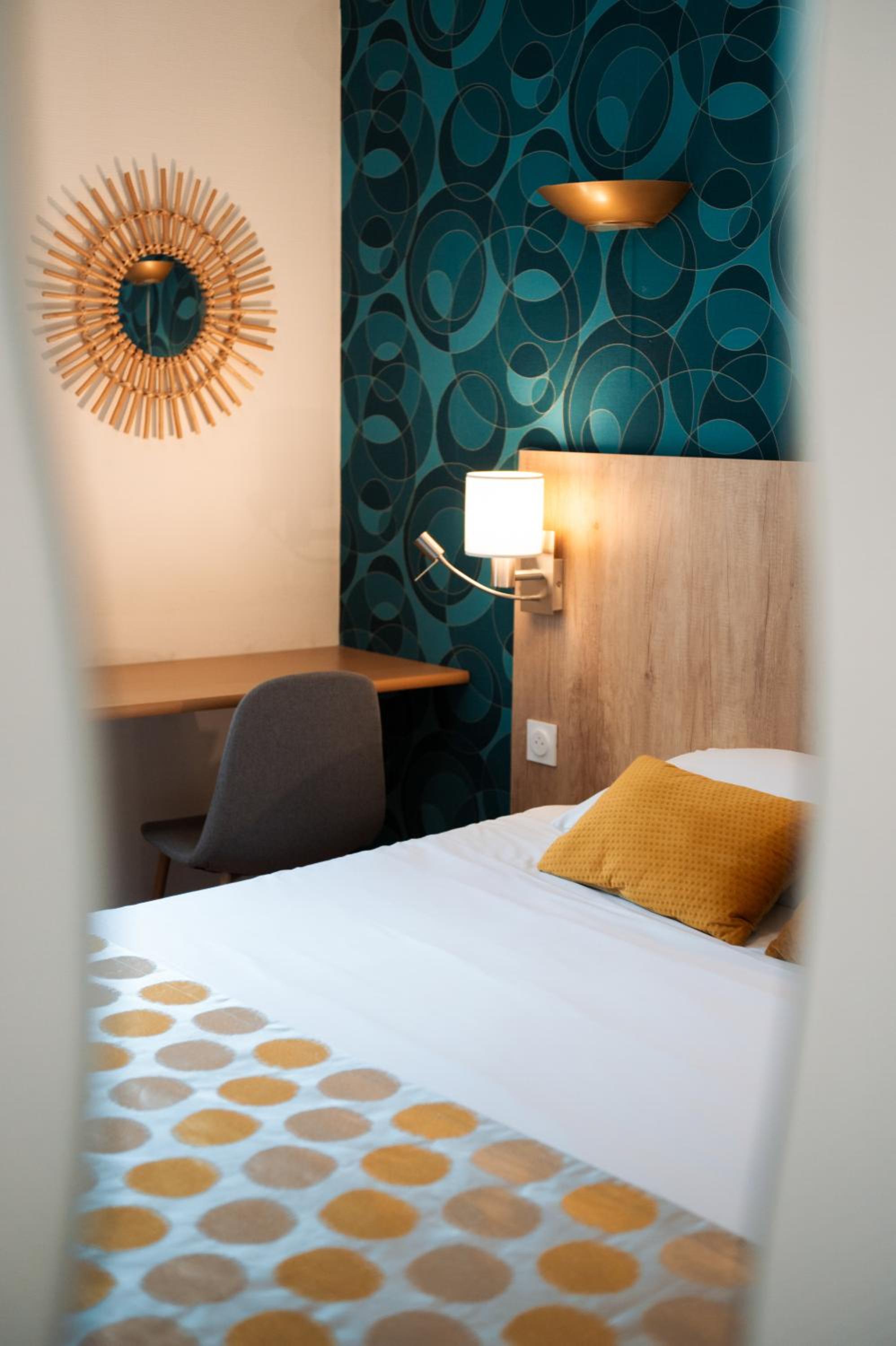 Standard Double Room - Photo 23