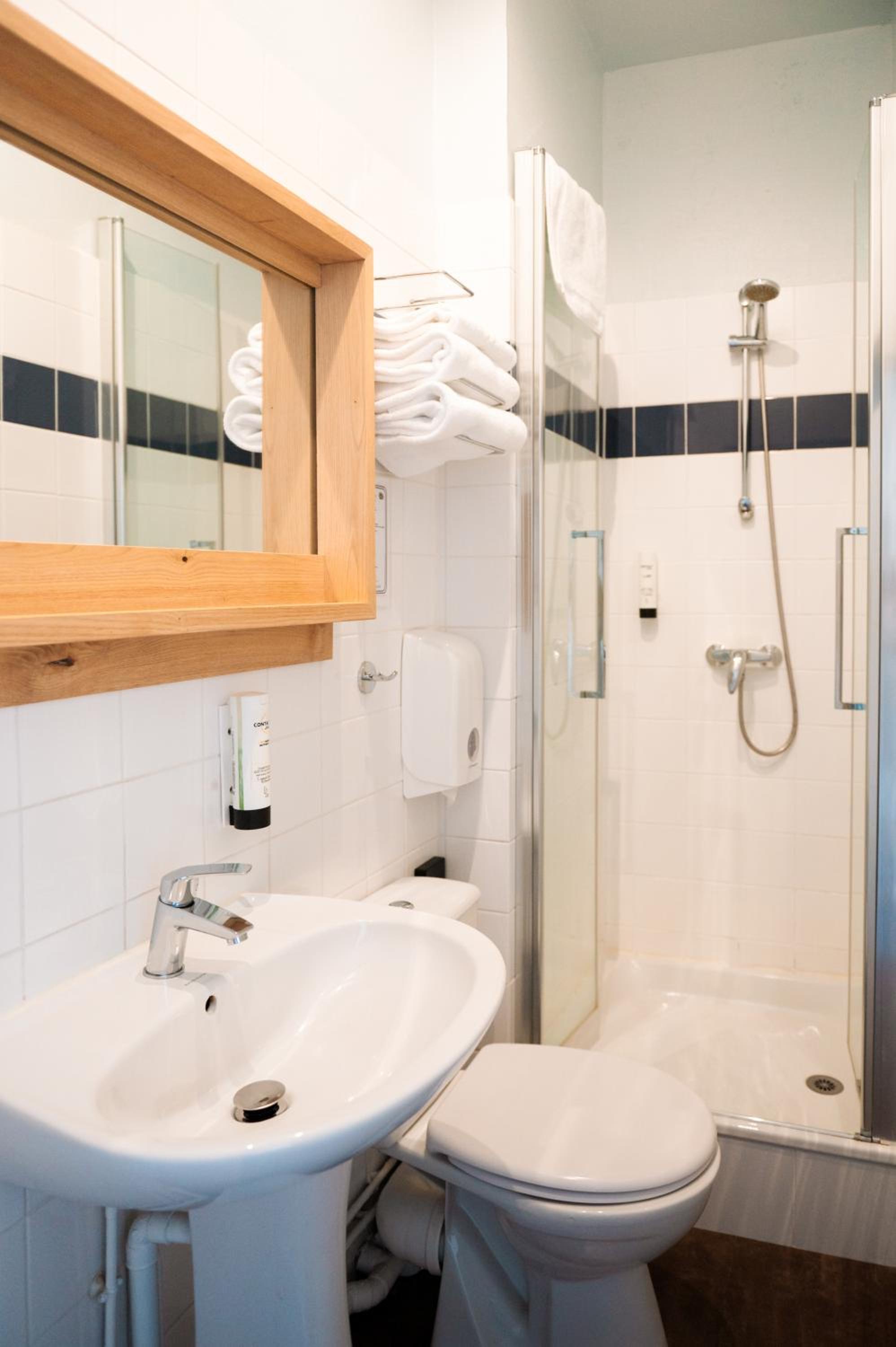Standard Double Room - Photo 17