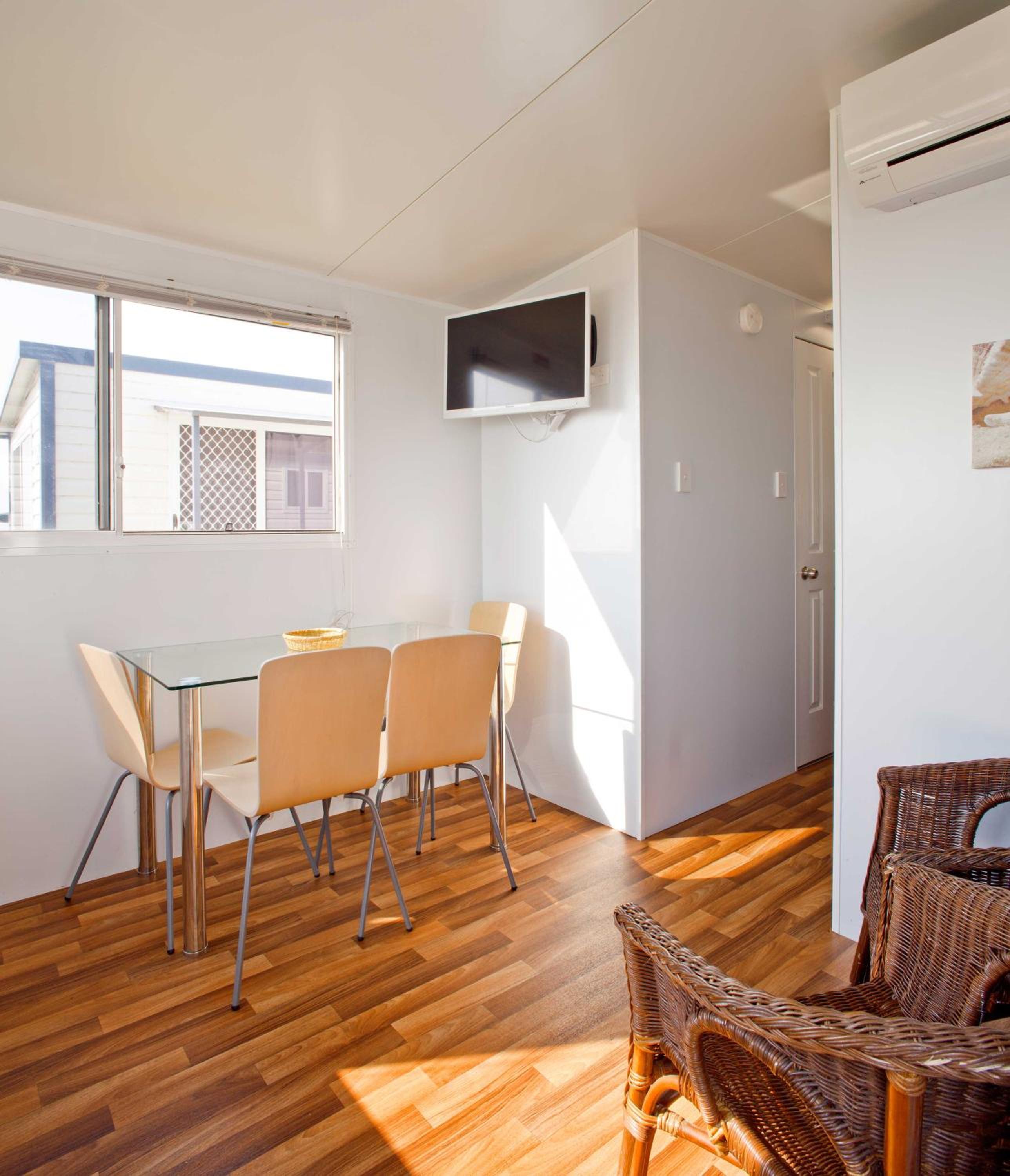 One Bedroom Studio Cabin - Queen + Bunks photo 3