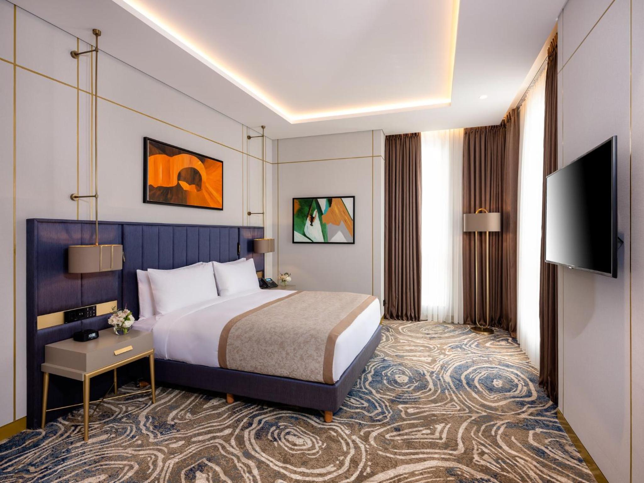 Premium King Room - Smoking - Photo 7