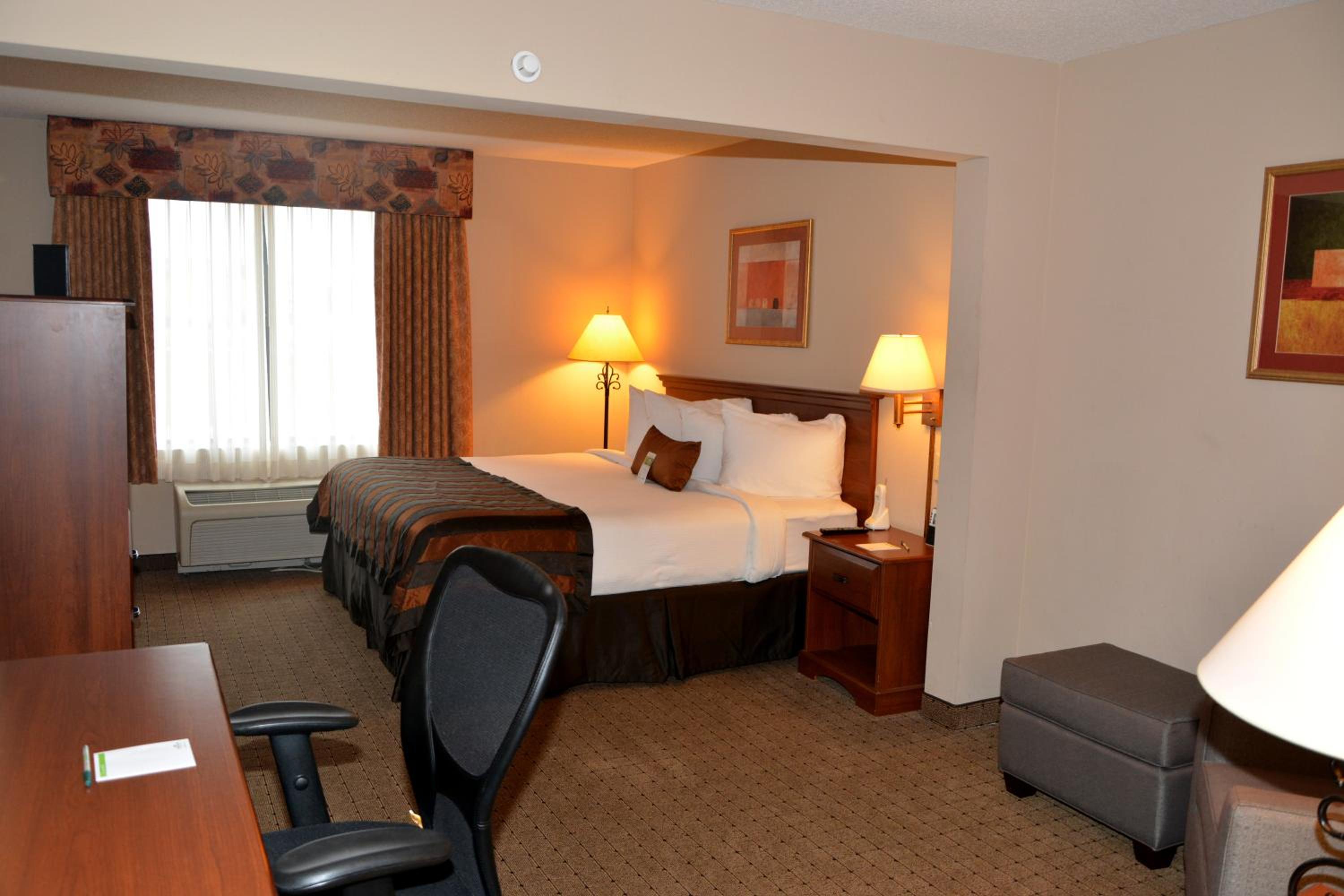 King Room - Non-Smoking - Photo 3