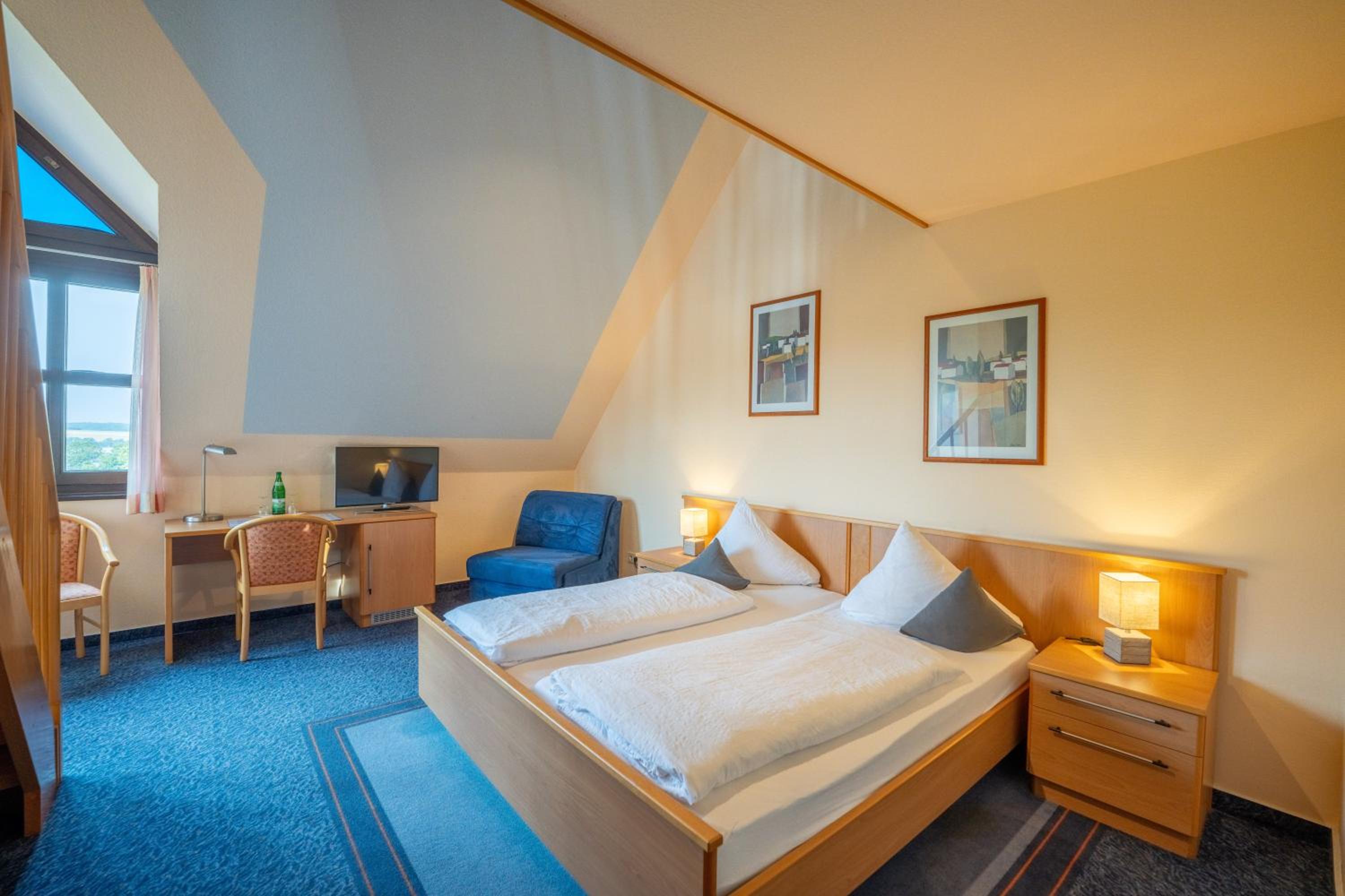 4 Bed Maisonette - Photo 3