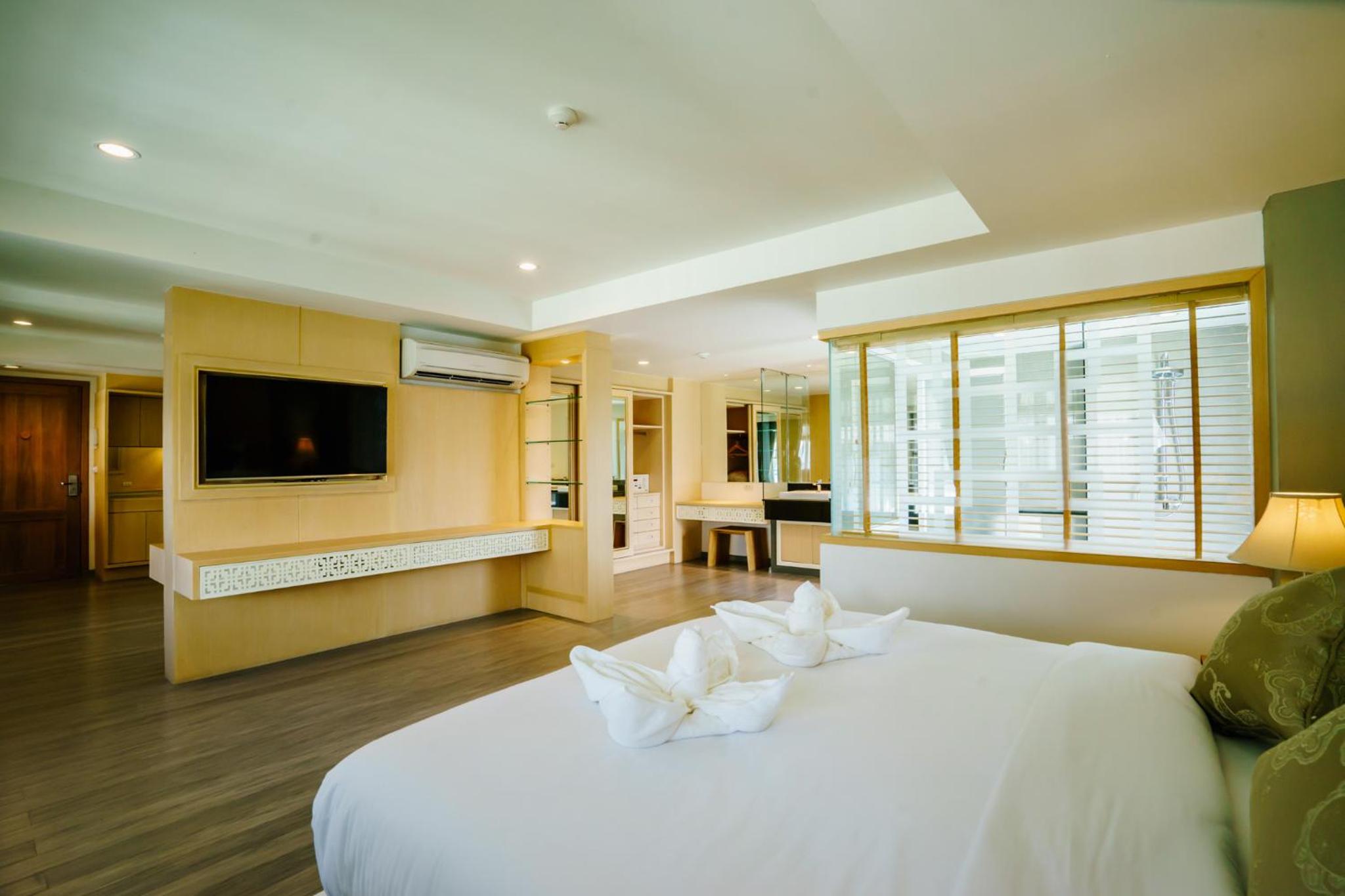 Executive Suite - Photo 7