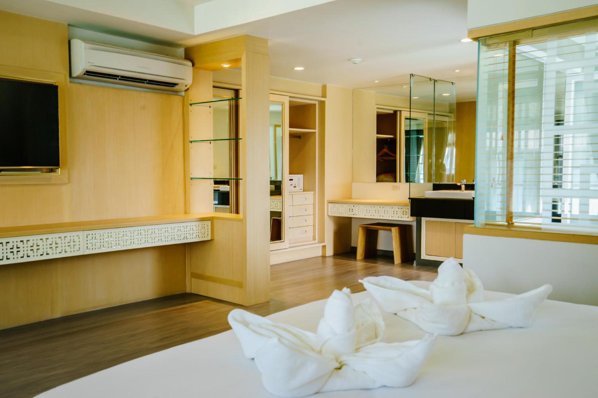 Executive Suite - Photo 4