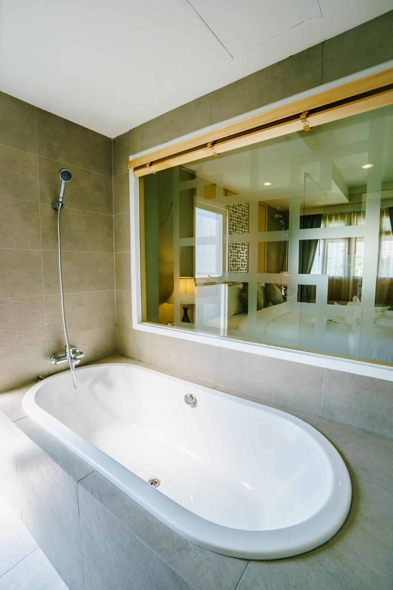 Executive Suite - Photo 3