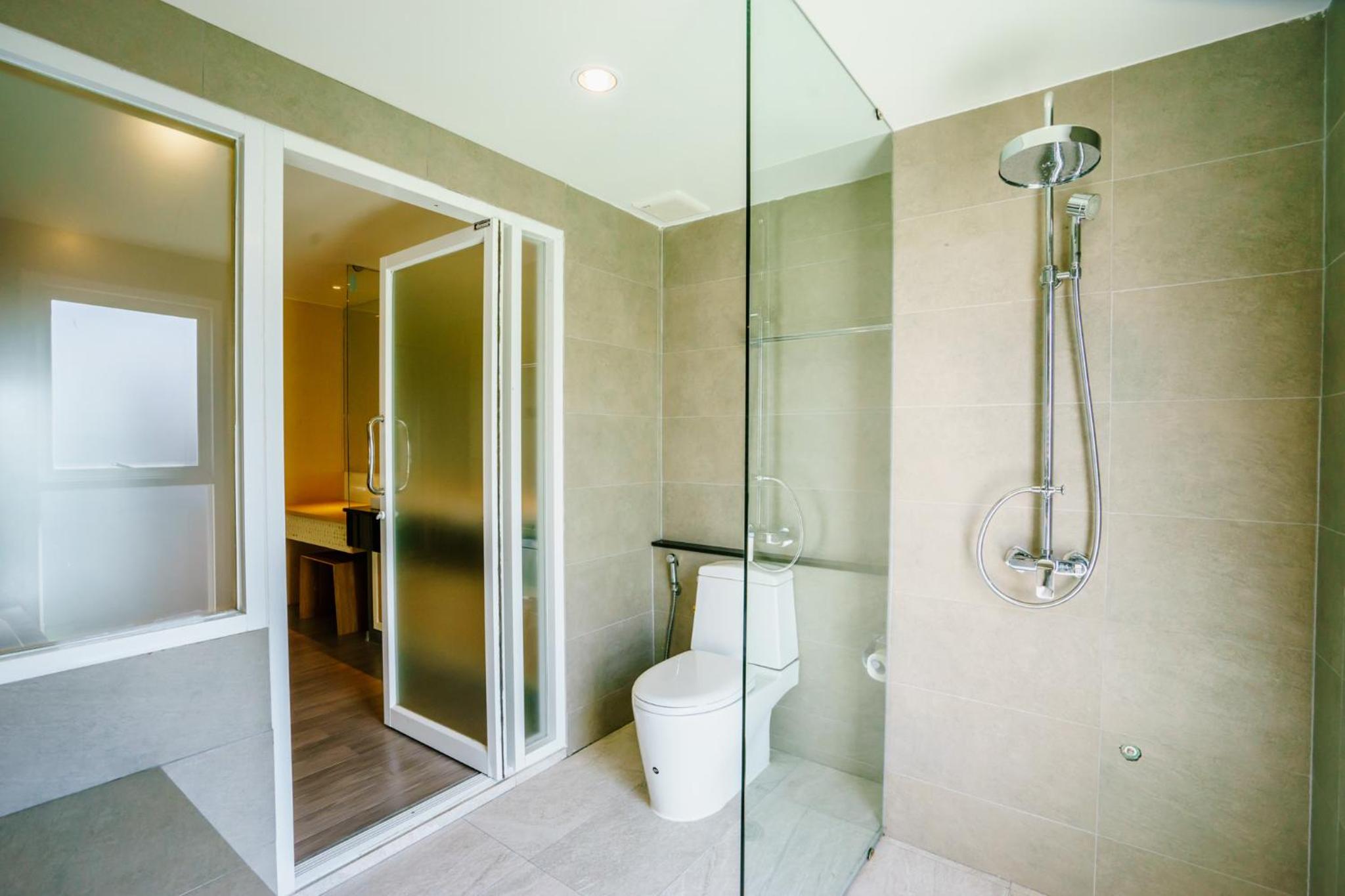 Executive Suite - Photo 2