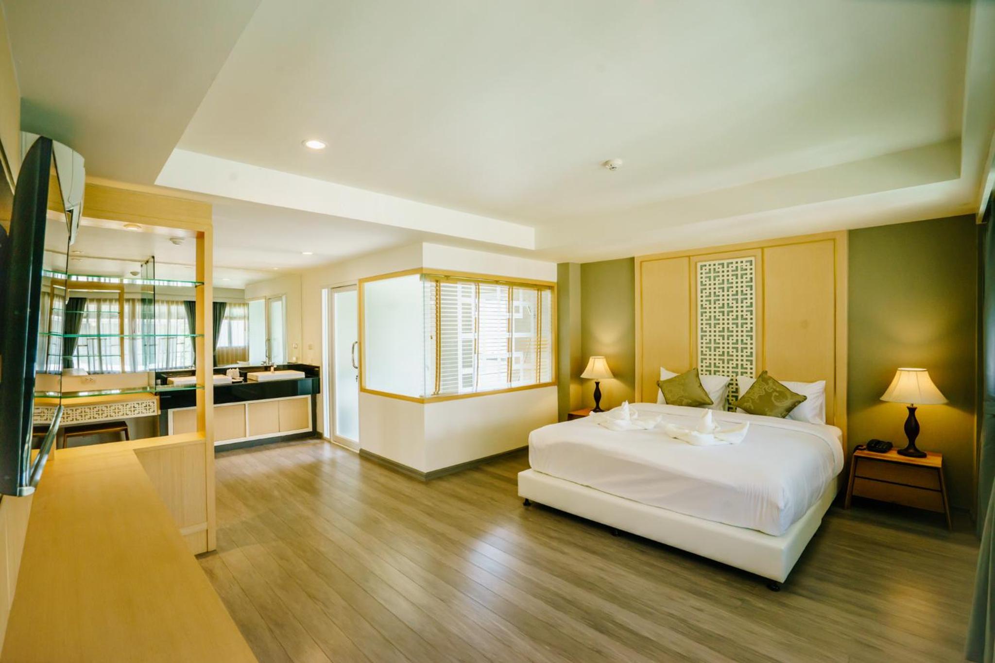 Executive Suite - Photo 1
