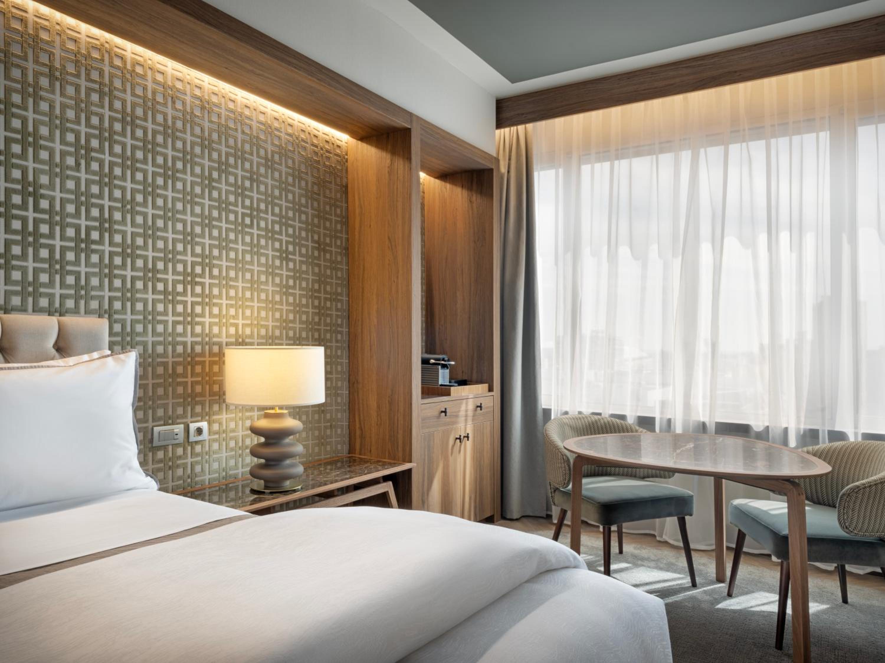Deluxe King Room with City View - Photo 9