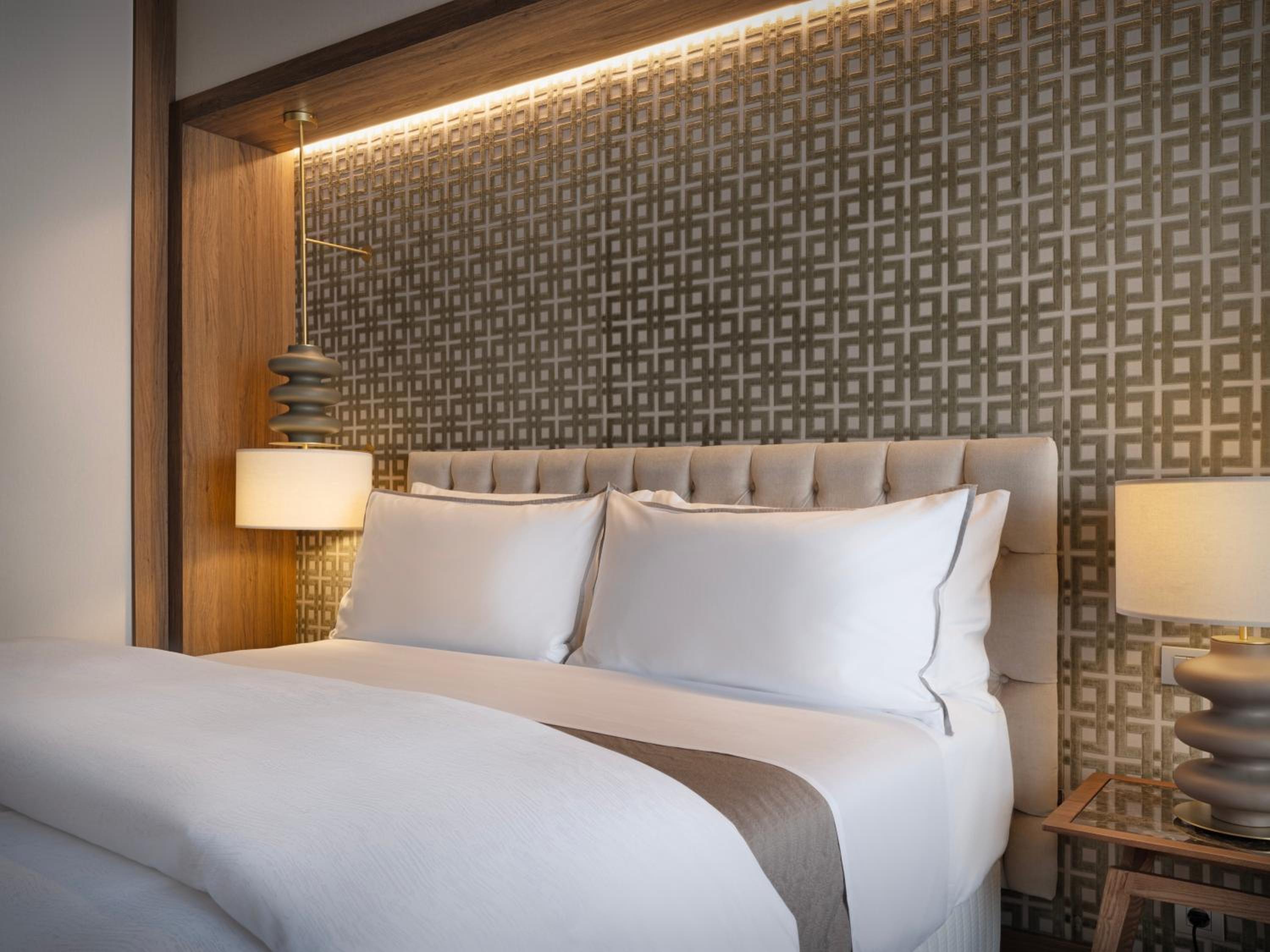 Deluxe King Room with City View