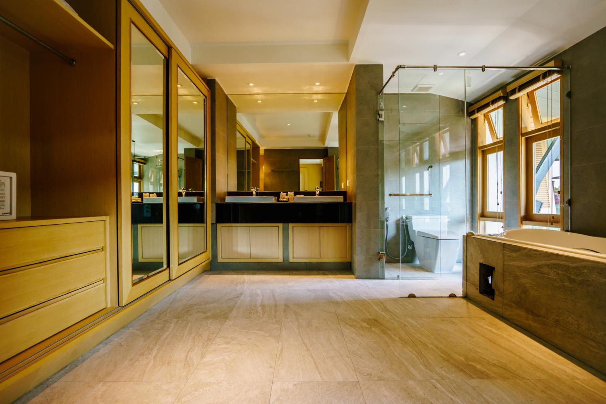 Penthouse Suite - Photo 2