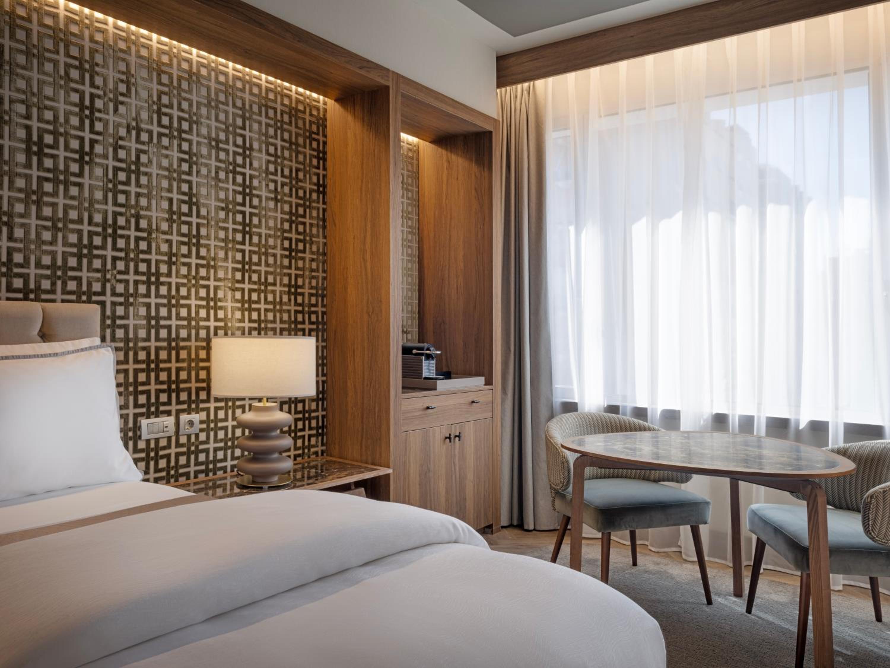 Deluxe Twin Room with City View - Photo 13