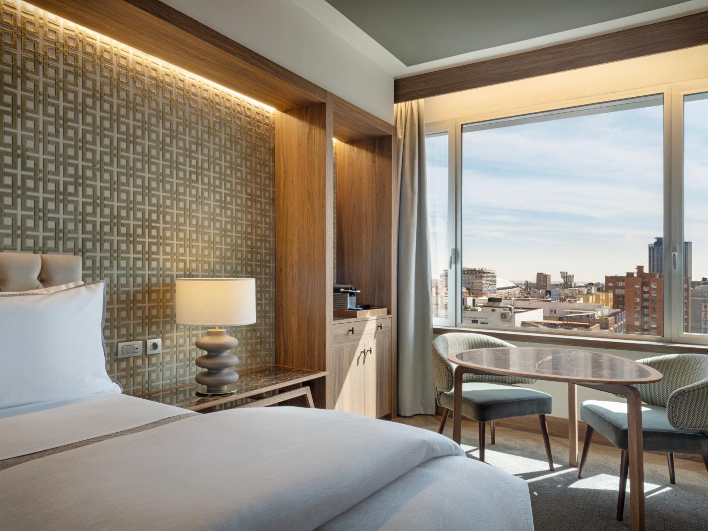 Premium Deluxe King Room - High Floor - Photo 11