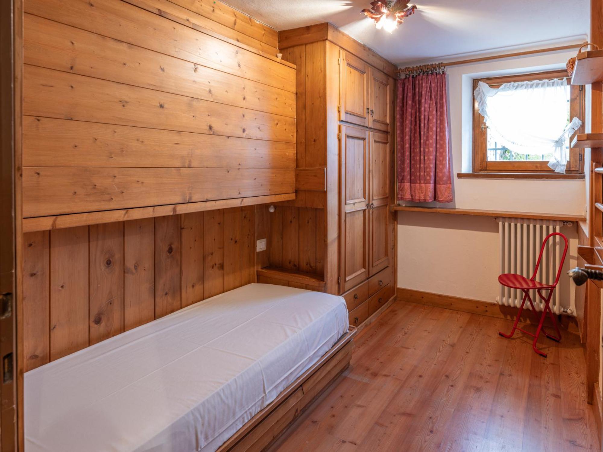 Three-Bedroom Apartment with Mountain View photo 2