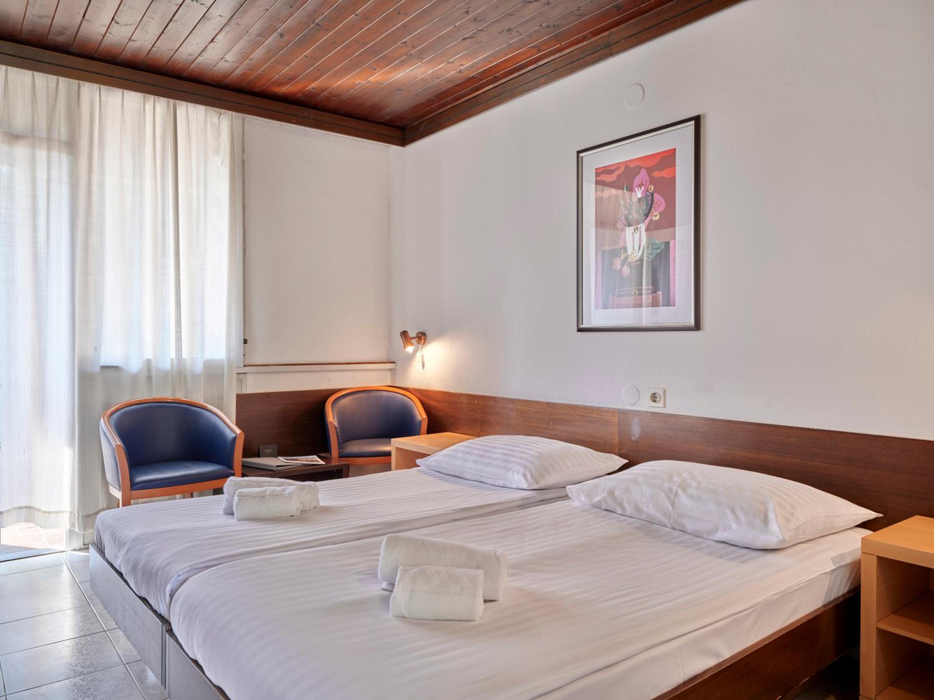 Standard Twin Room - Photo 3