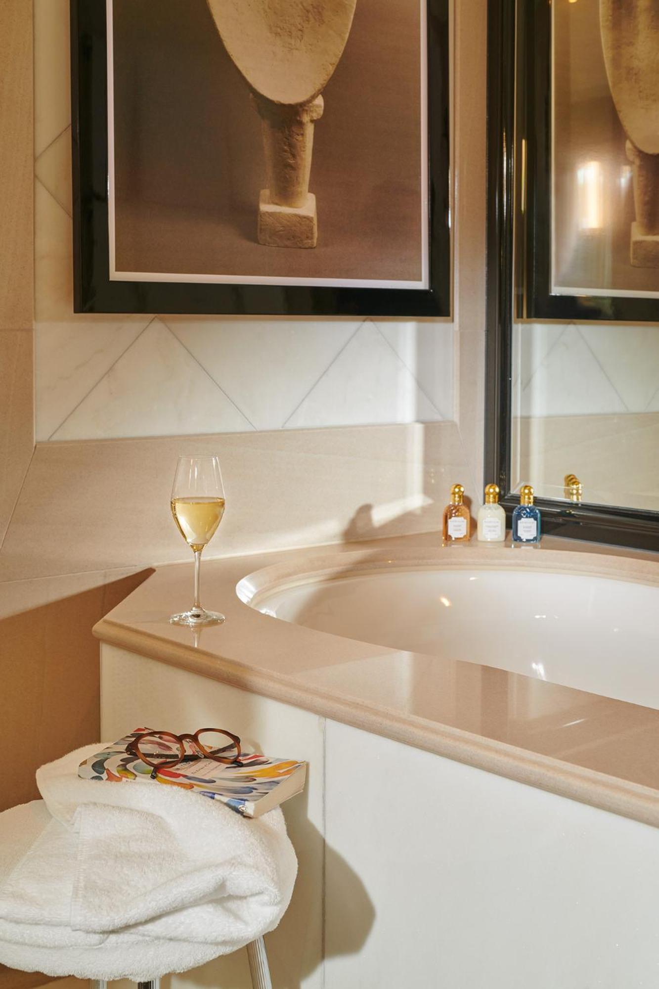 Deluxe Double Room thumbnail 5