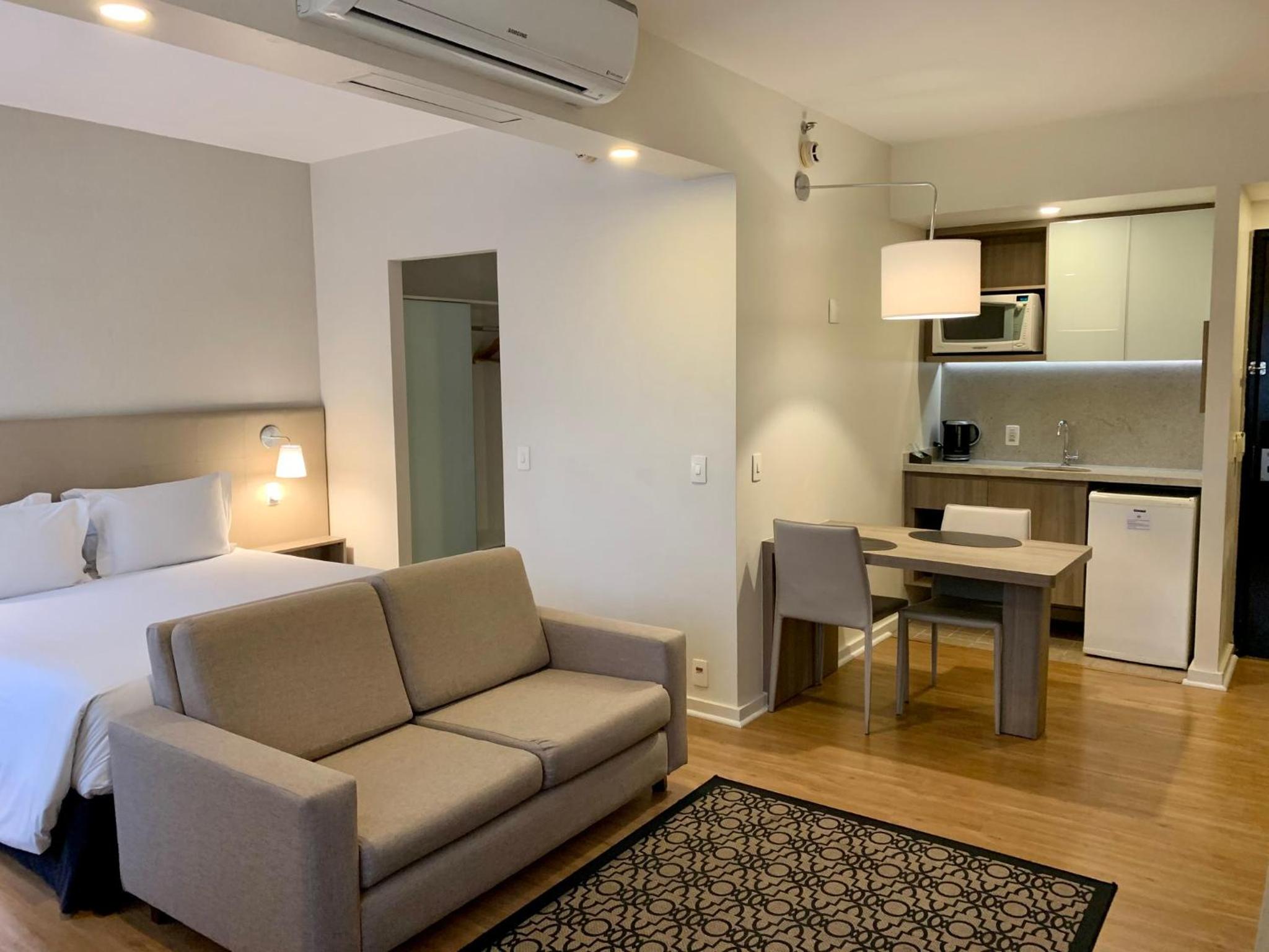Queen Studio Suite with One Sofa Bed - Mid Floor photo 2
