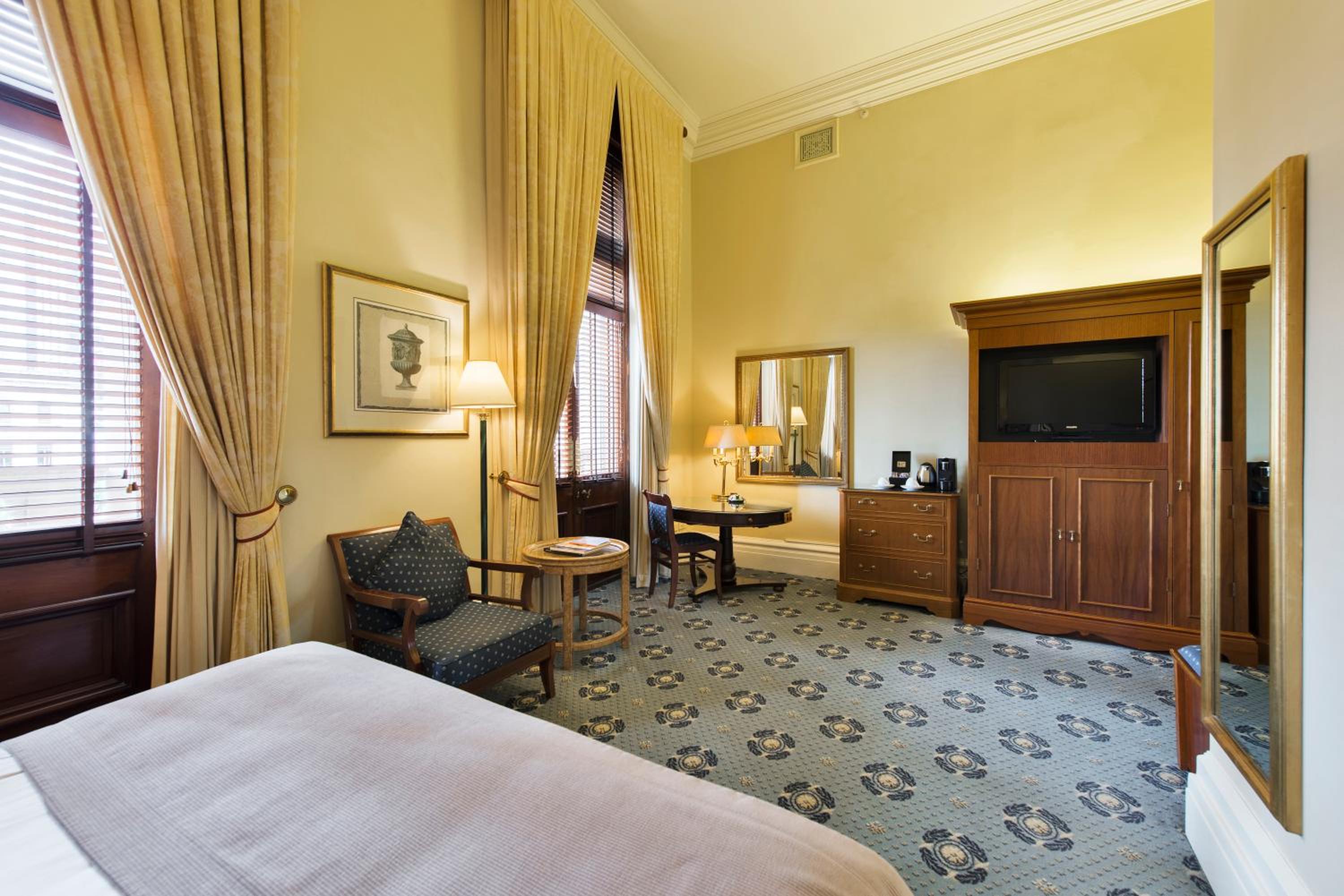 Deluxe King Room - Photo 4