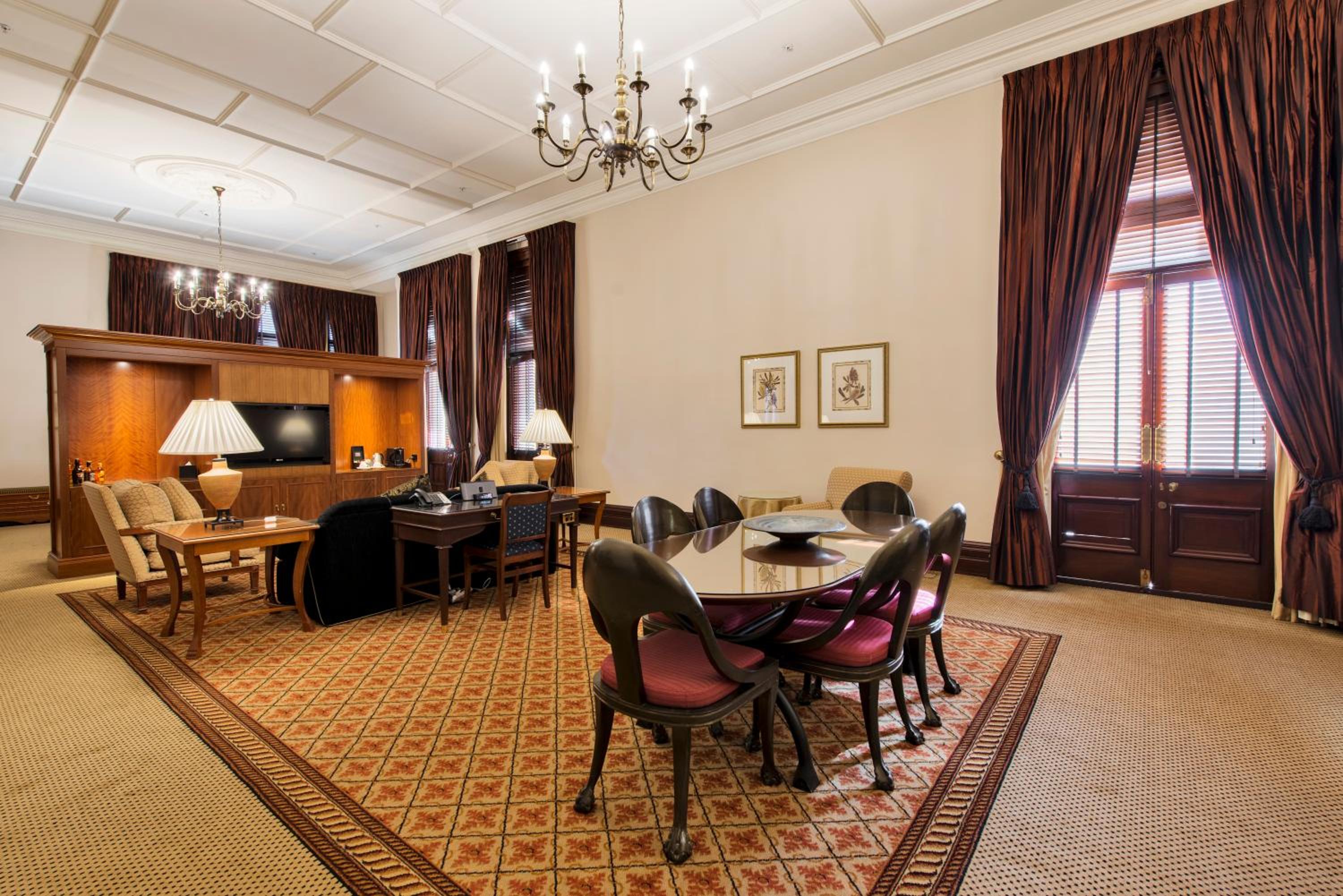 Hotel Suite - Photo 2