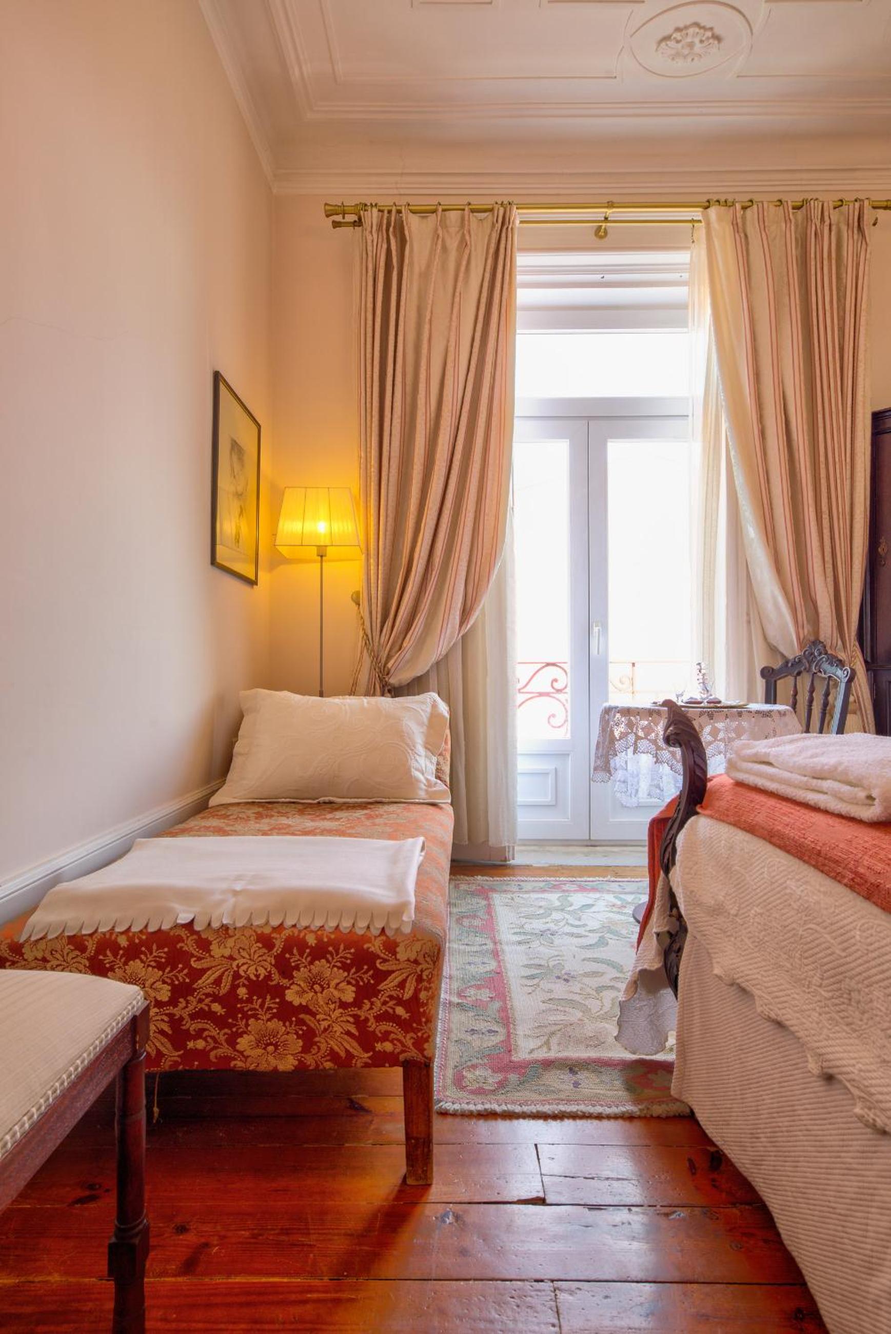 Double Room with Balcony - Photo 6