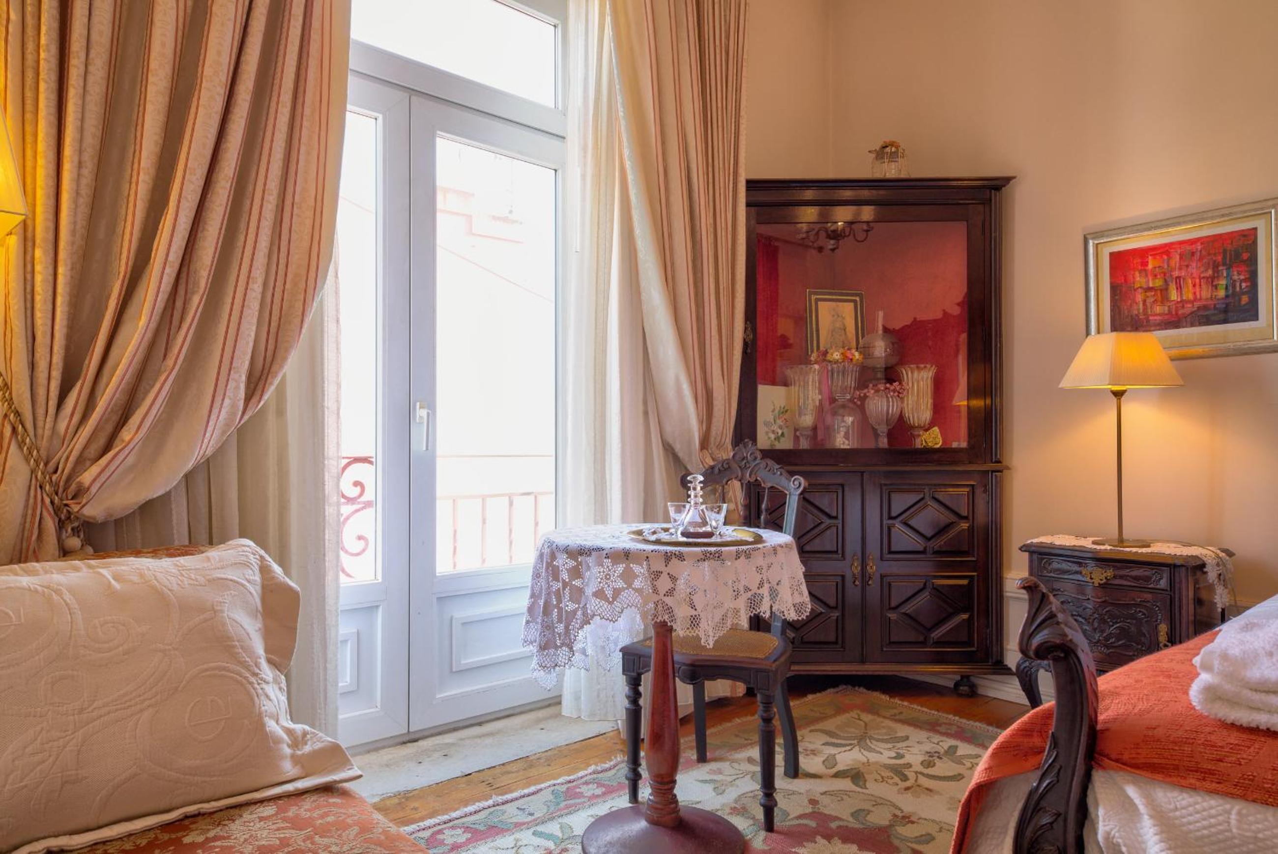 Double Room with Balcony - Photo 9