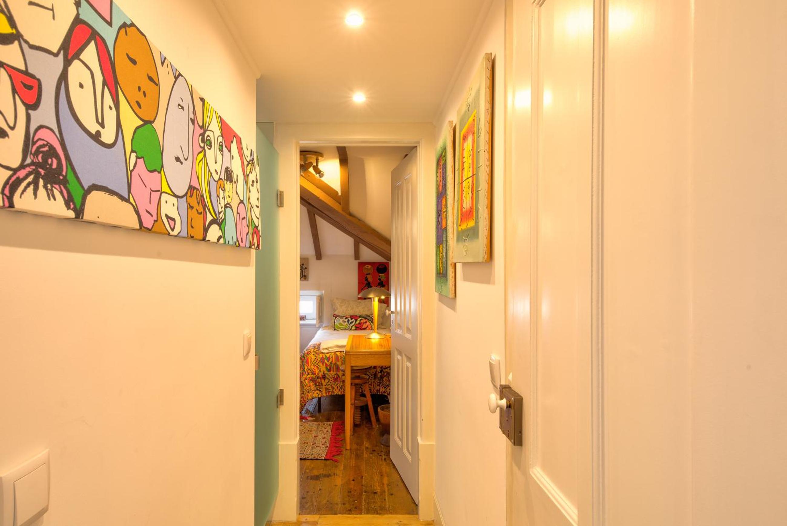 Twin Room with Private Bathroom - Photo 8