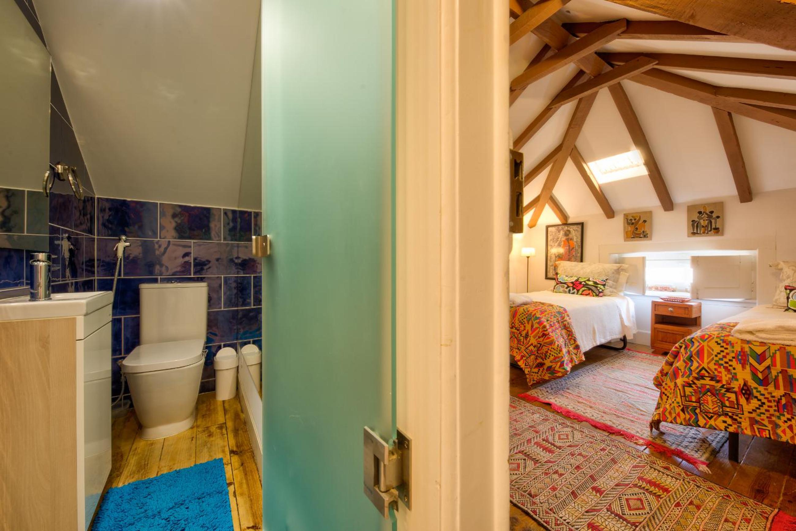 Twin Room with Private Bathroom - Photo 6