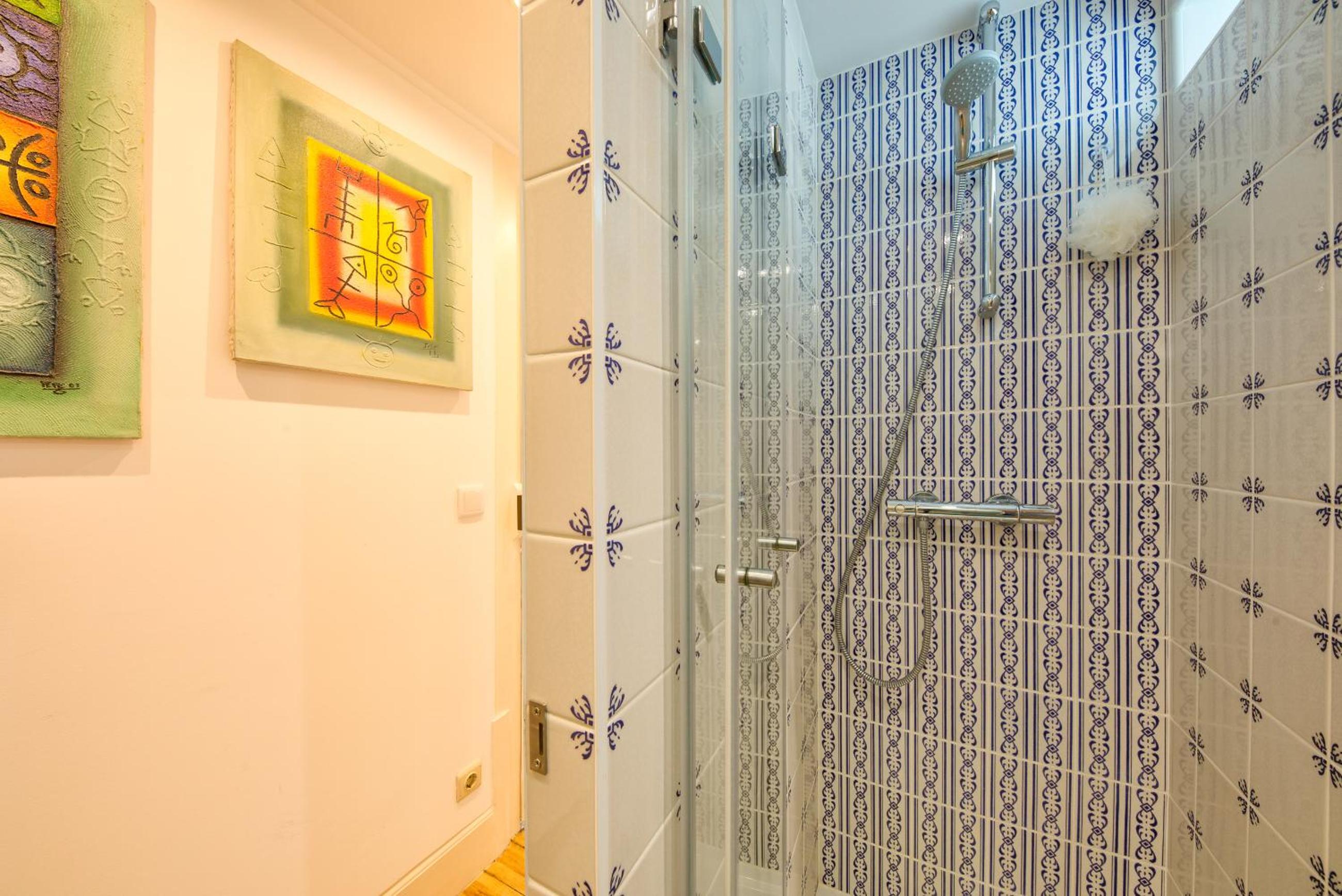Twin Room with Private Bathroom - Photo 7