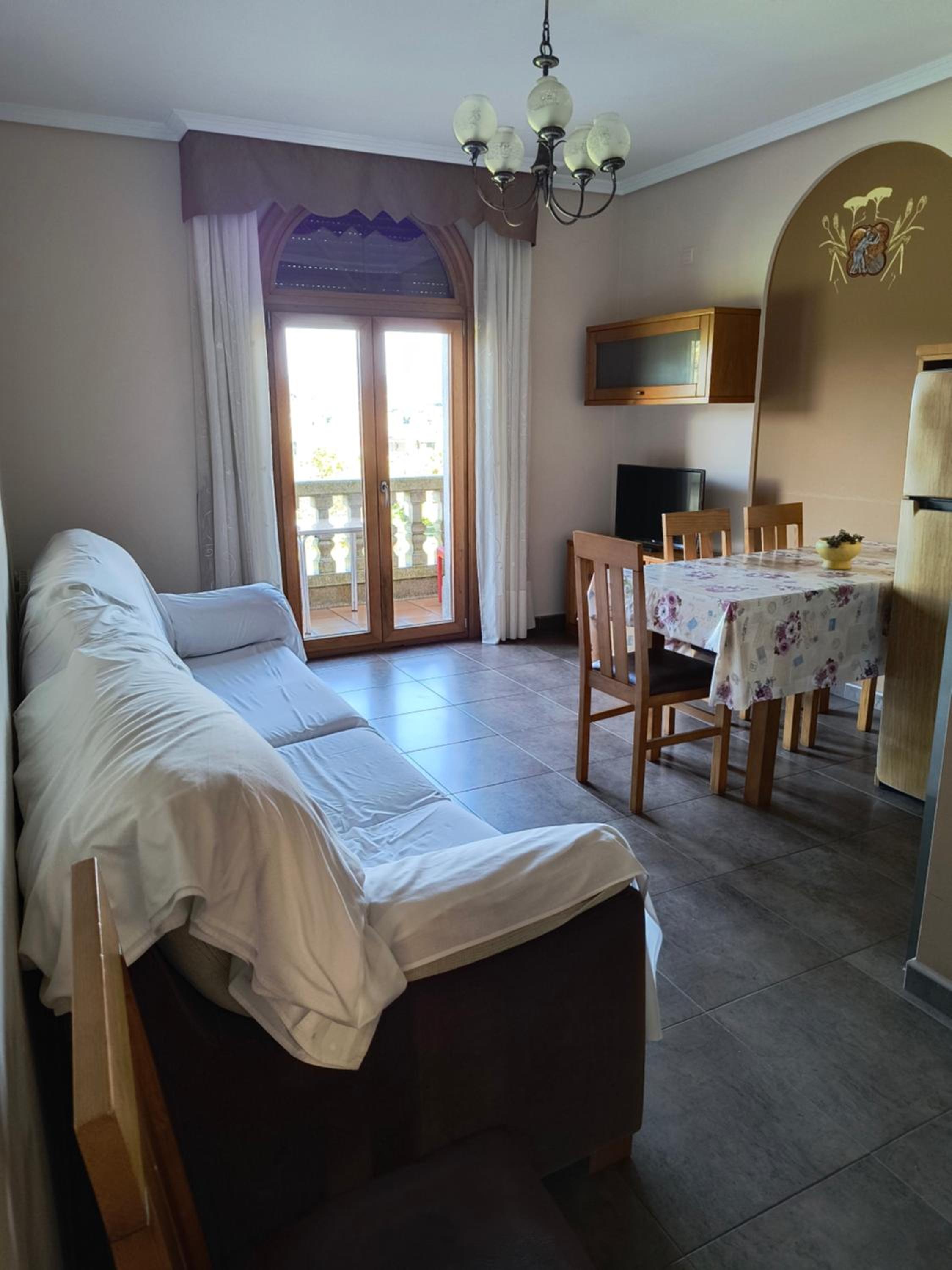 Apartamento de dos habitaciones con balcón y vista al mar