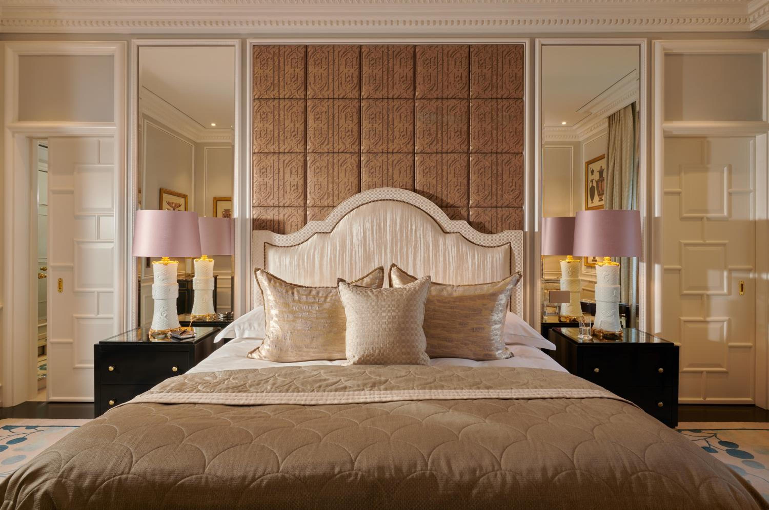 Deluxe Corner Suite