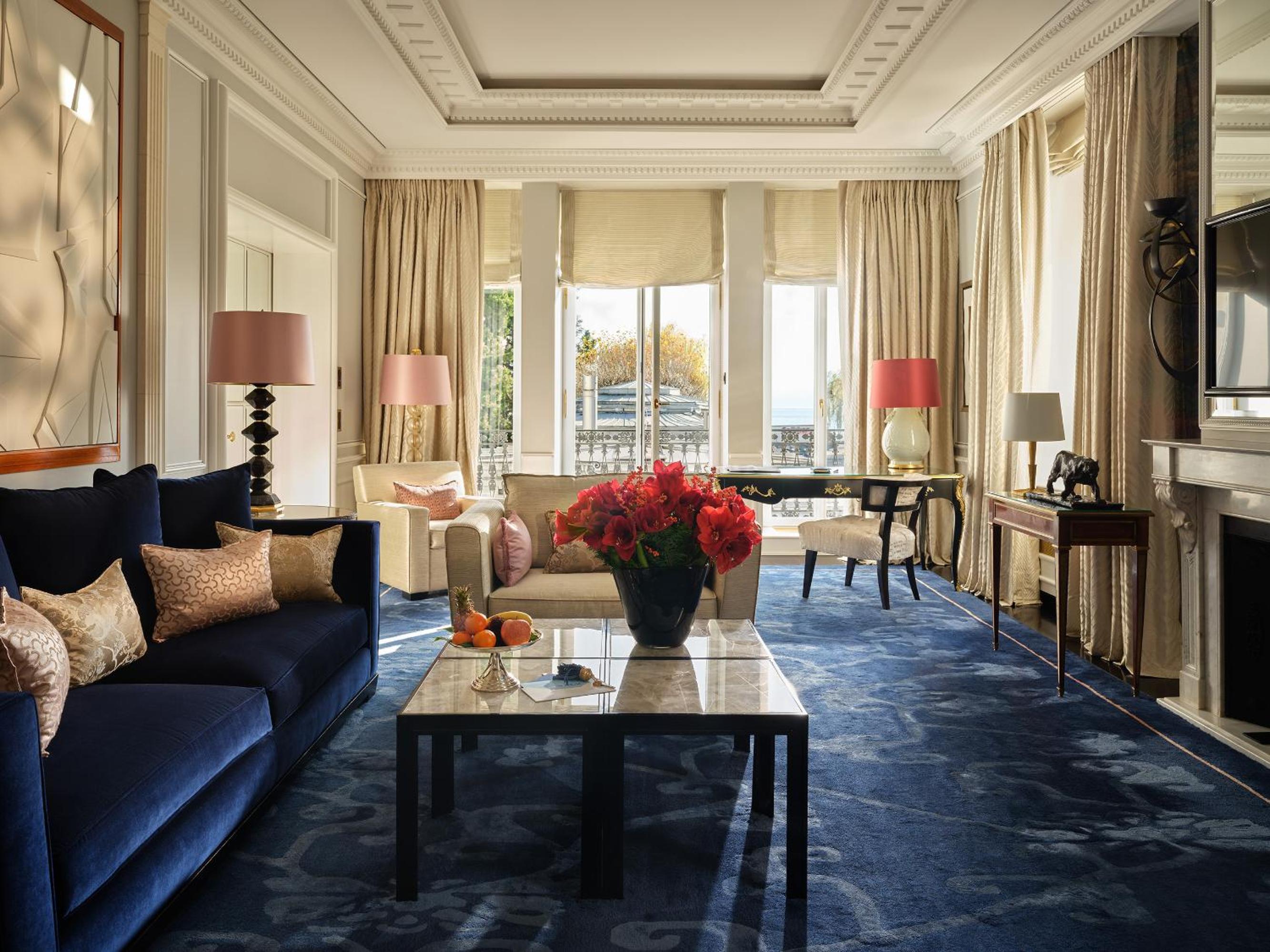 Deluxe Corner Suite