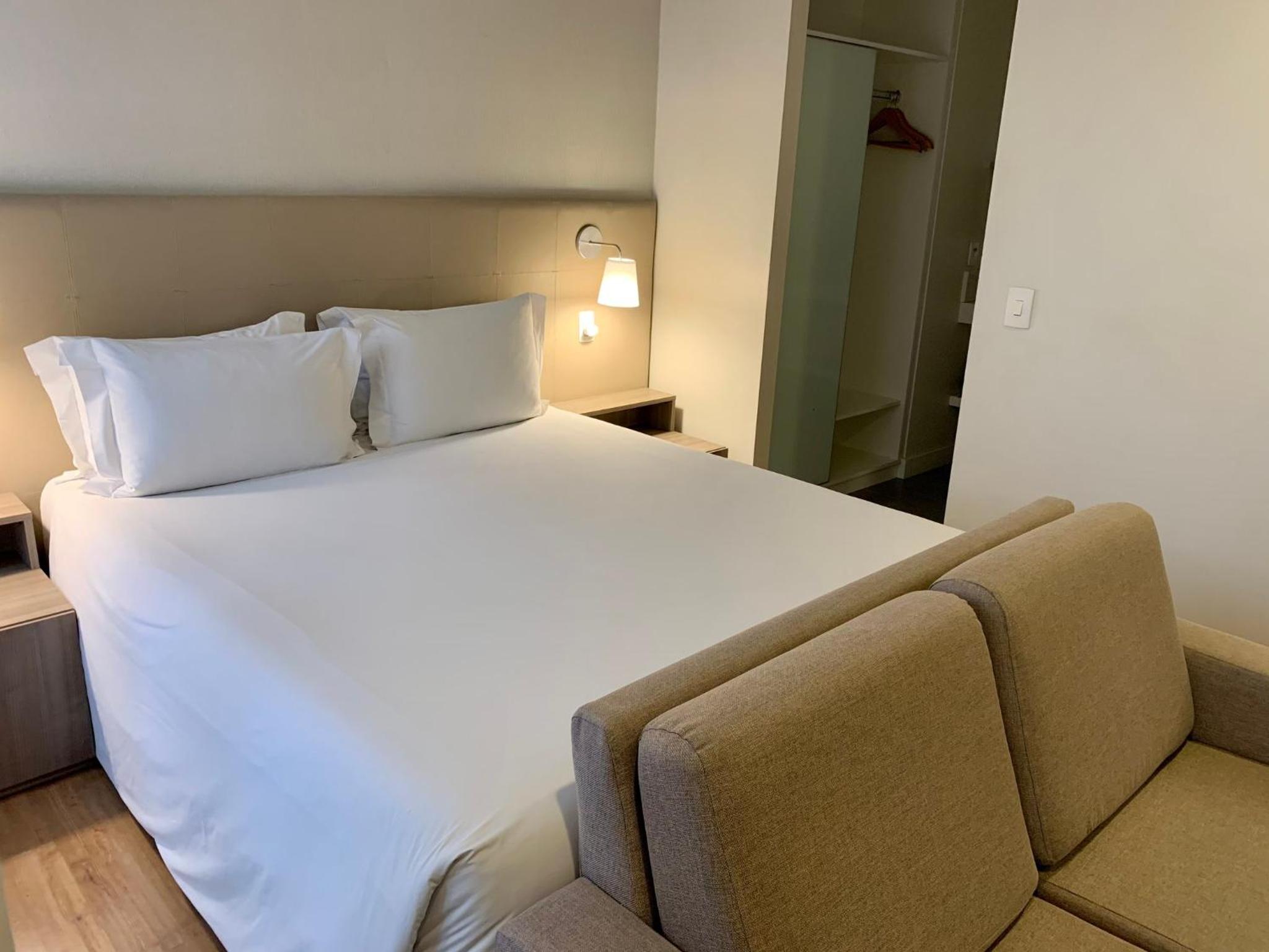 Queen Studio Suite with One Sofa Bed - Mid Floor
