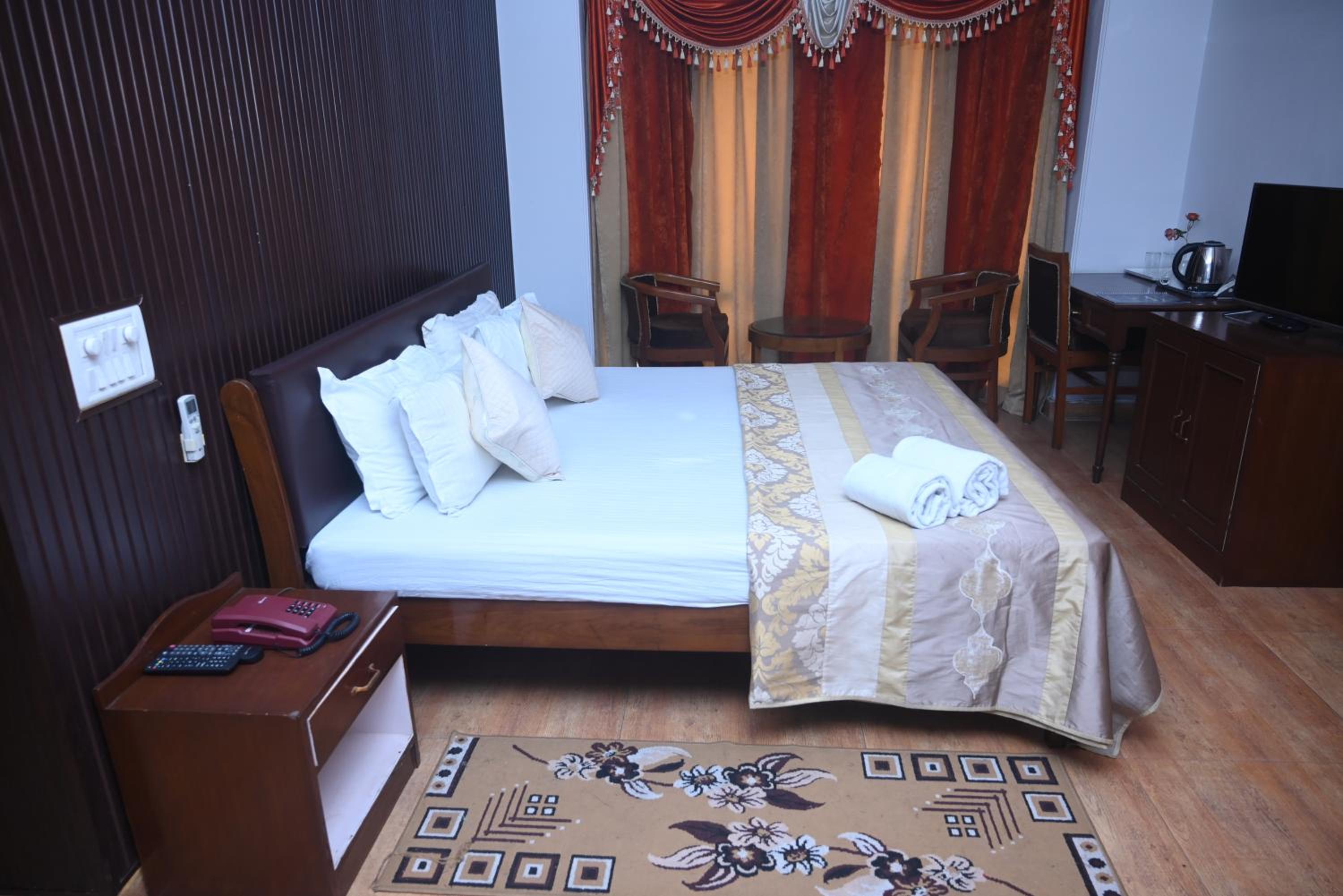 Suite - Photo 1