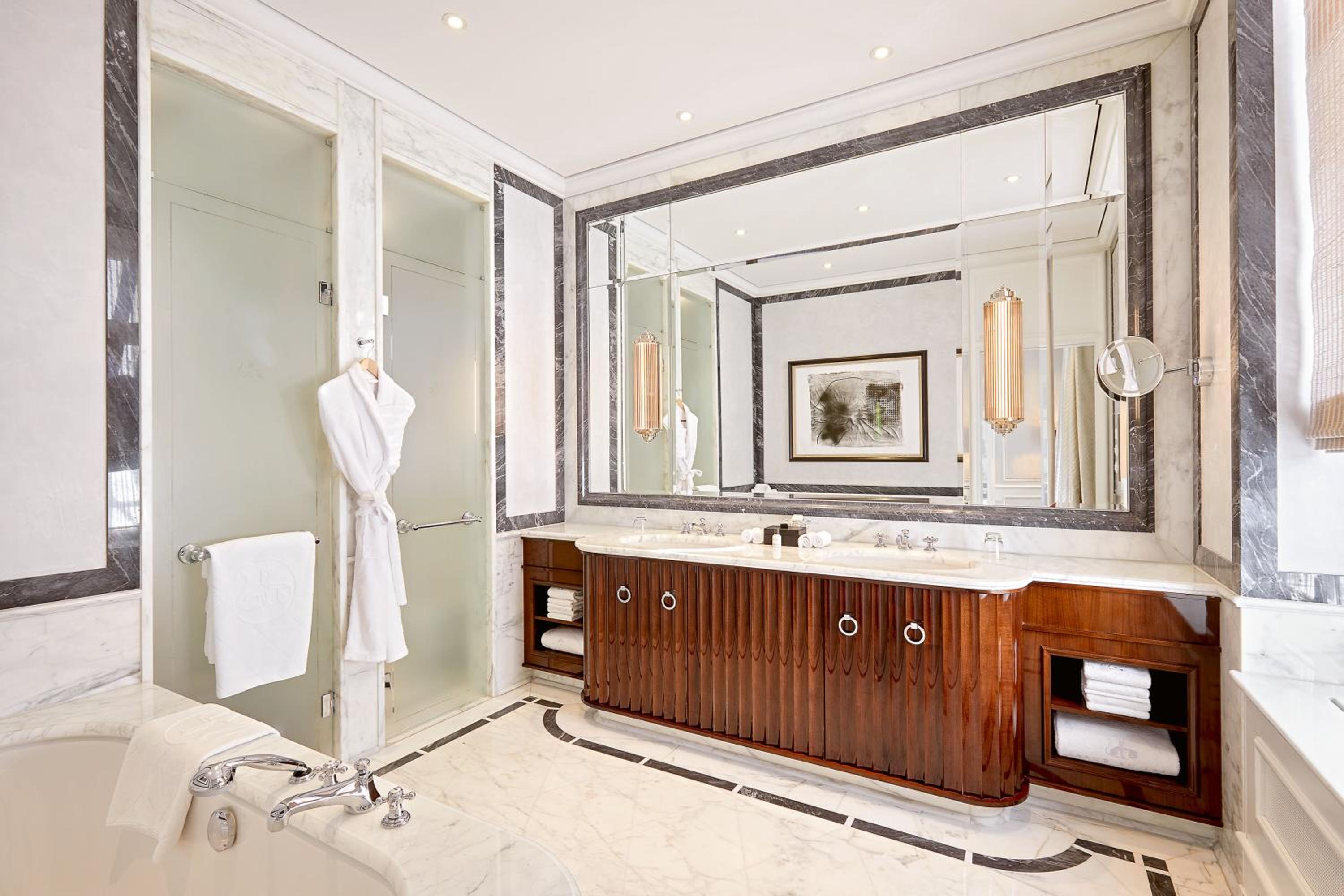Deluxe Corner Suite thumbnail 6