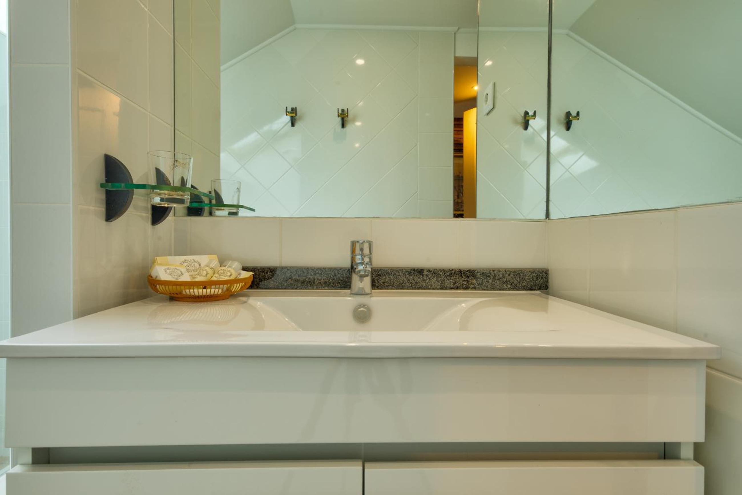 Standard Suite - Photo 8