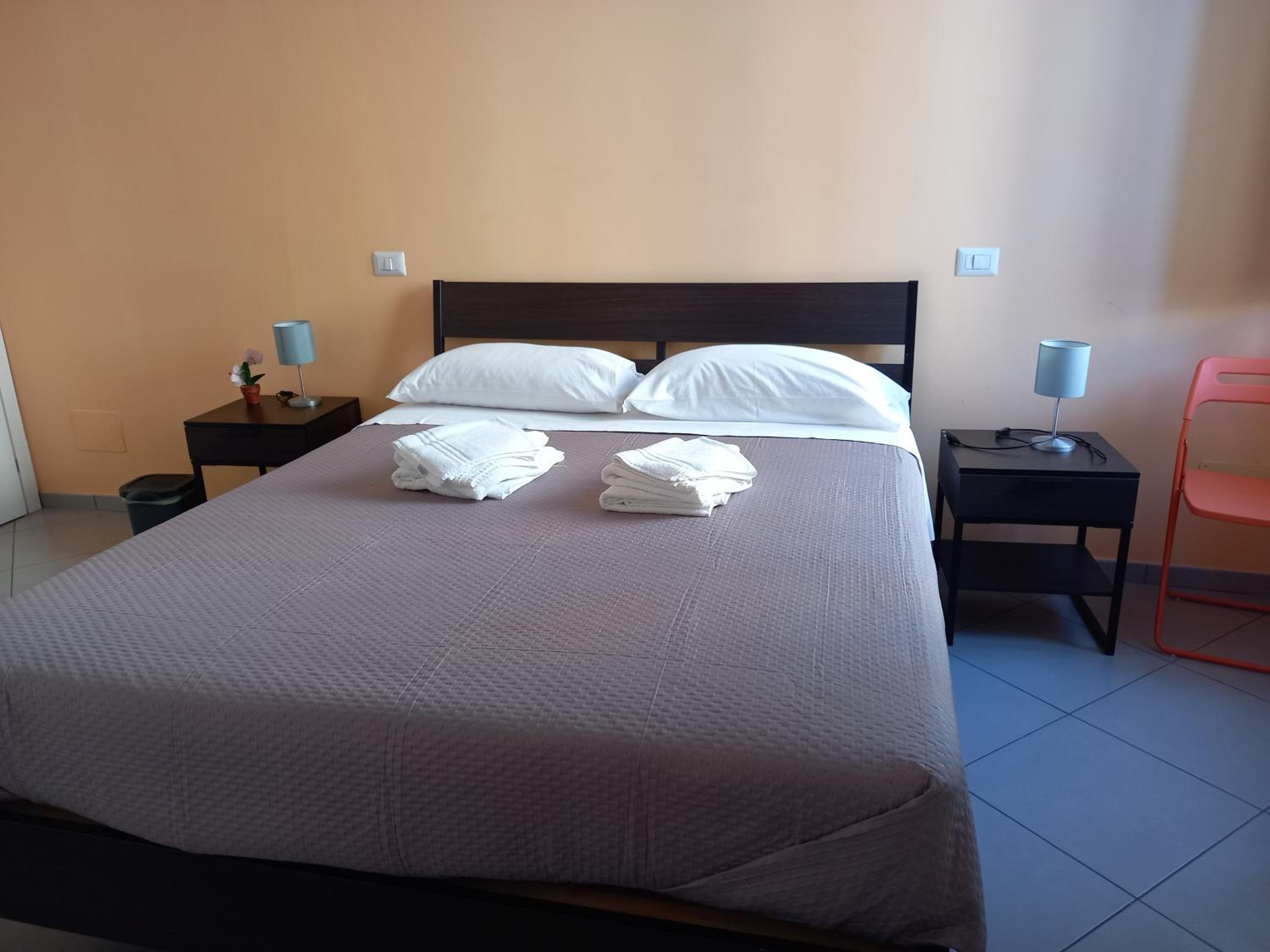 Double Room with Private Bathroom - Photo 10