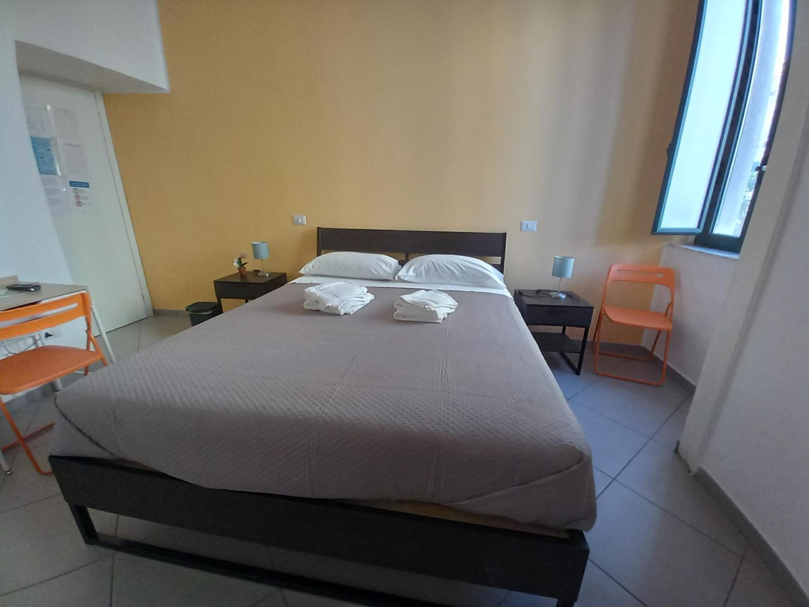 Double Room with Private Bathroom - Photo 11