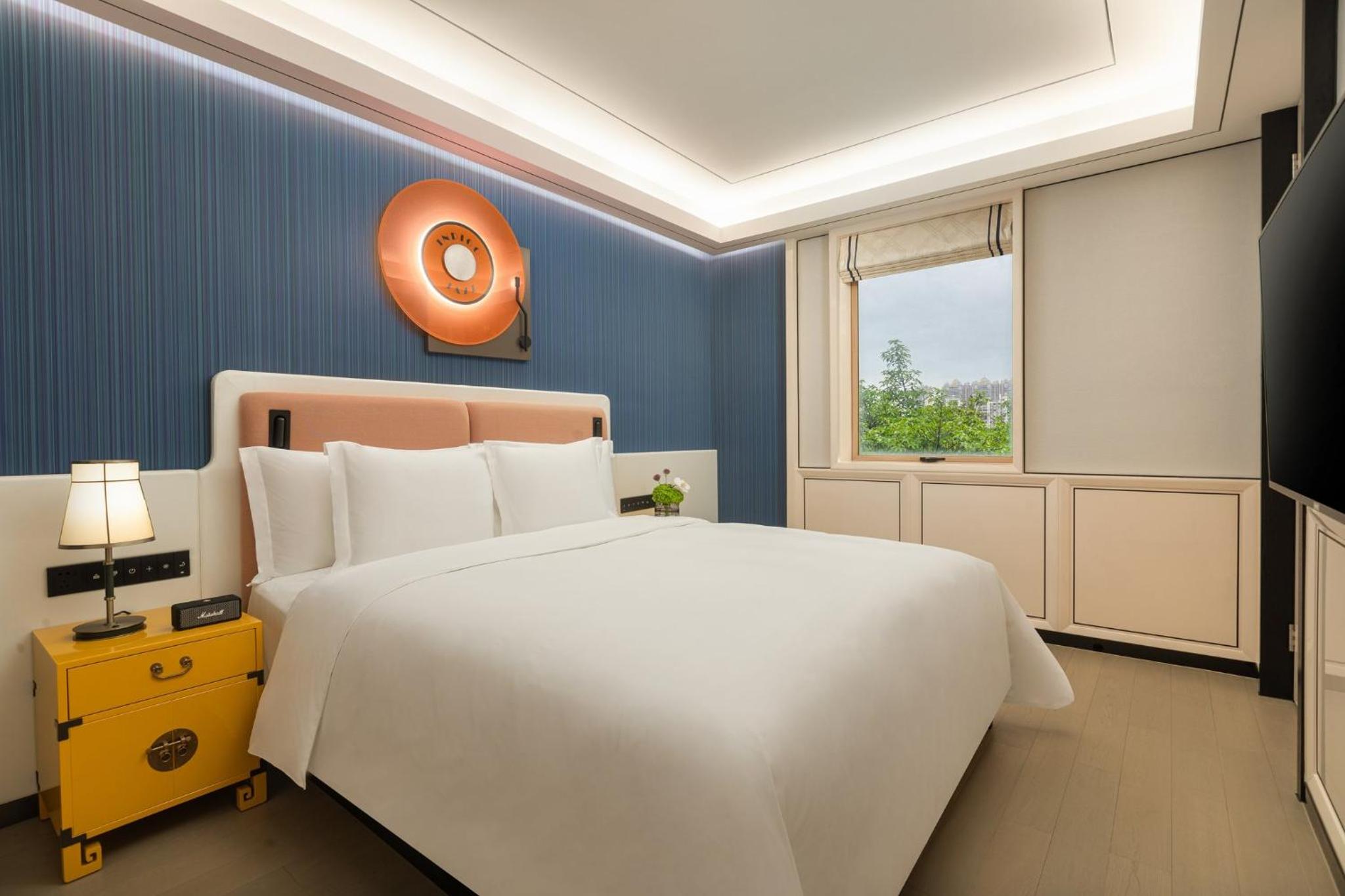 One-Bedroom King Suite with Balcony thumbnail 5