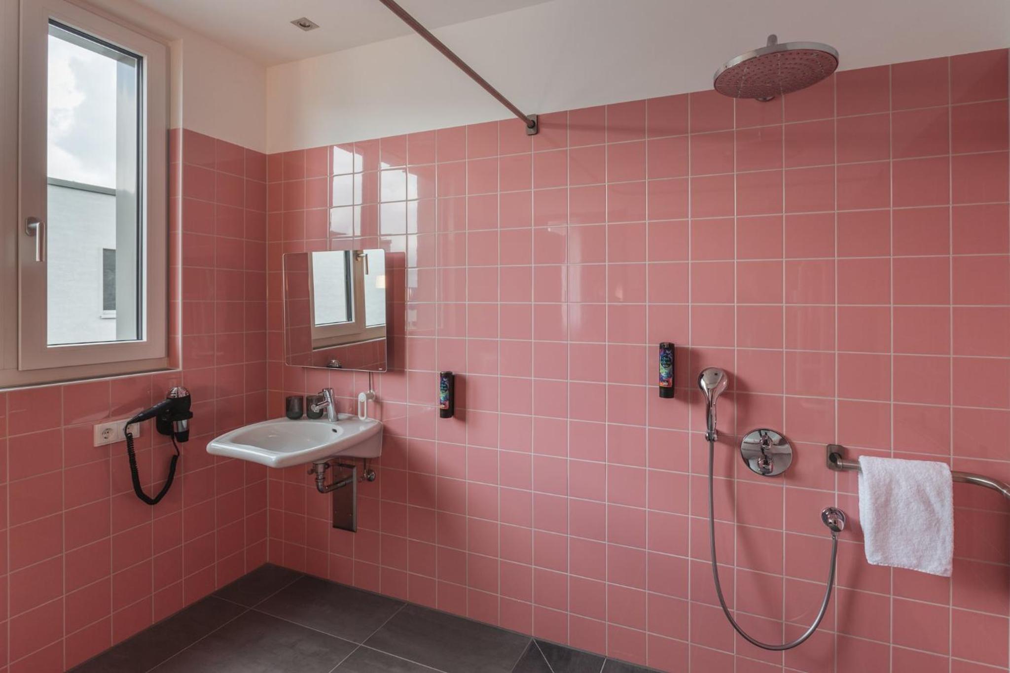 Standard Queen Room - Accessible - Photo 2
