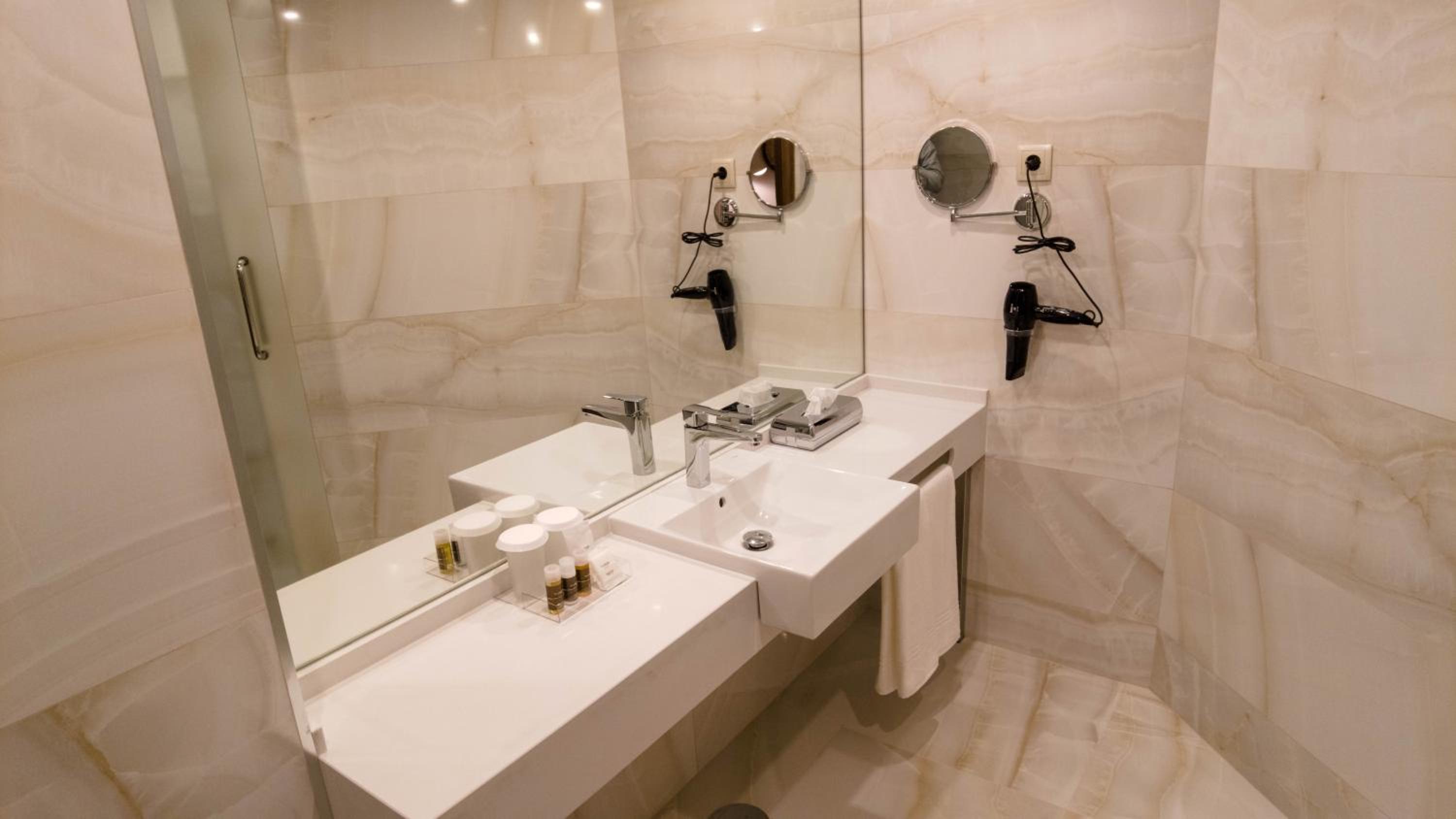 Standard Twin Room - Photo 3