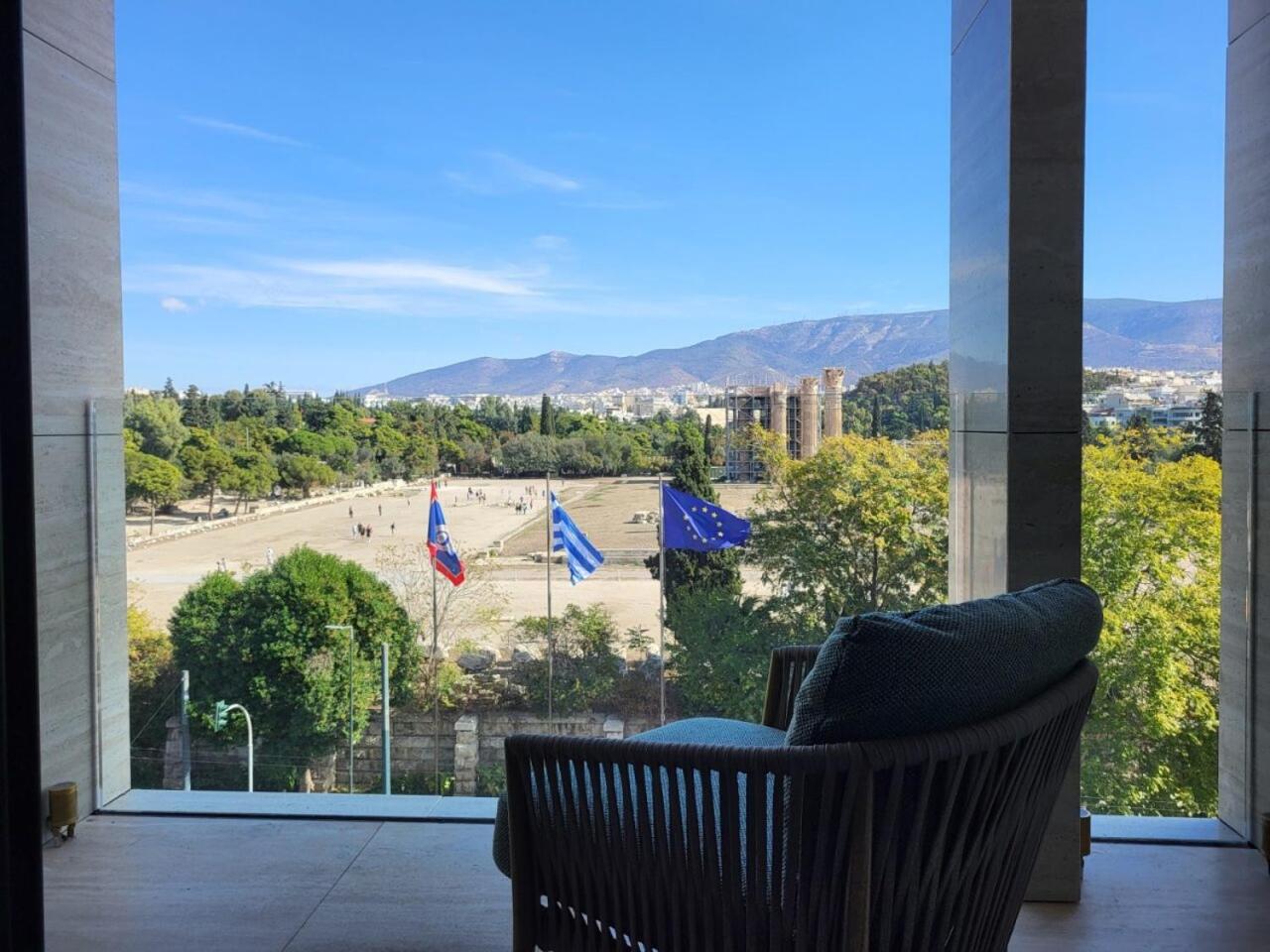 Panorama Suite with Balcony & Temple view photo 3
