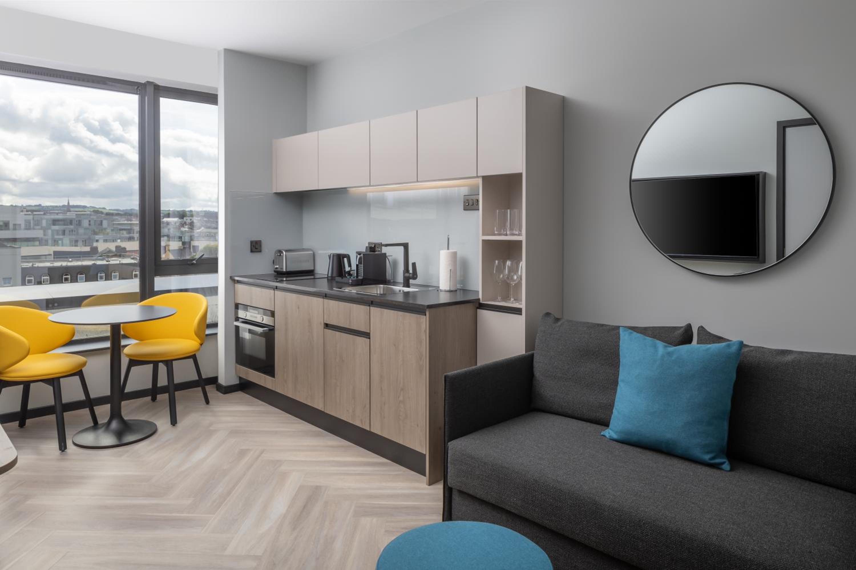 One-Bedroom Family Suite with One Queen Bed and Sofa Bed photo 2