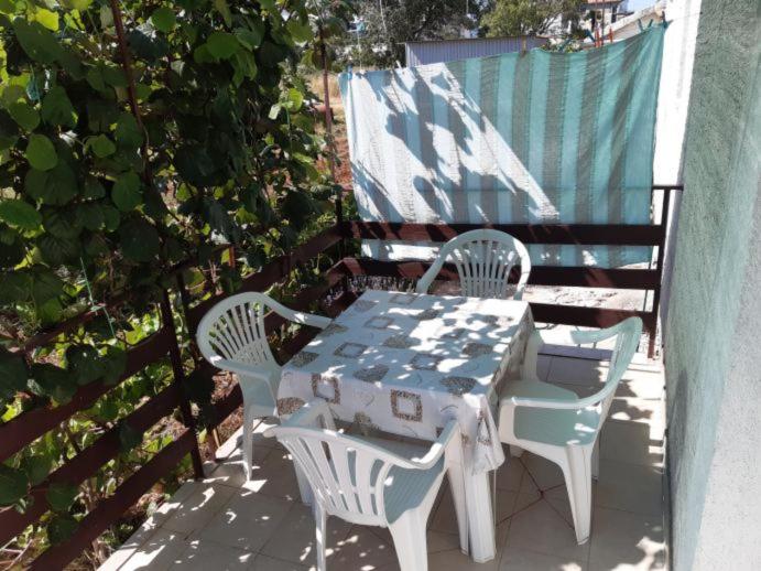 Studio Apartment with Balcony photo 3