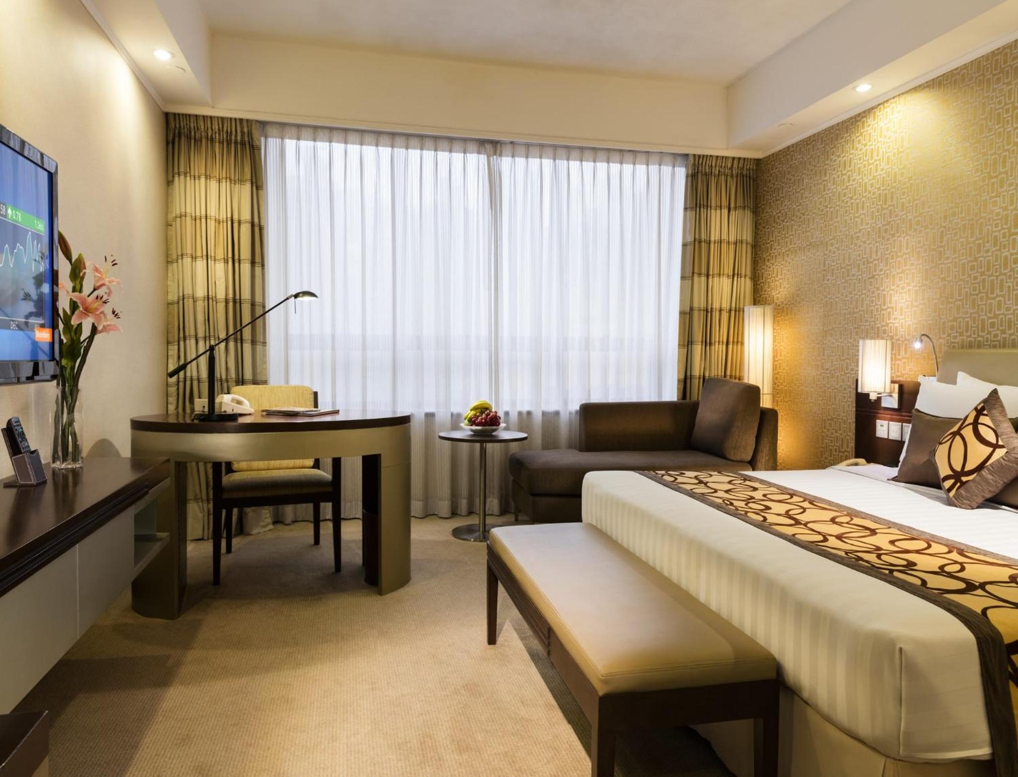 Superior Plus King Room thumbnail 5