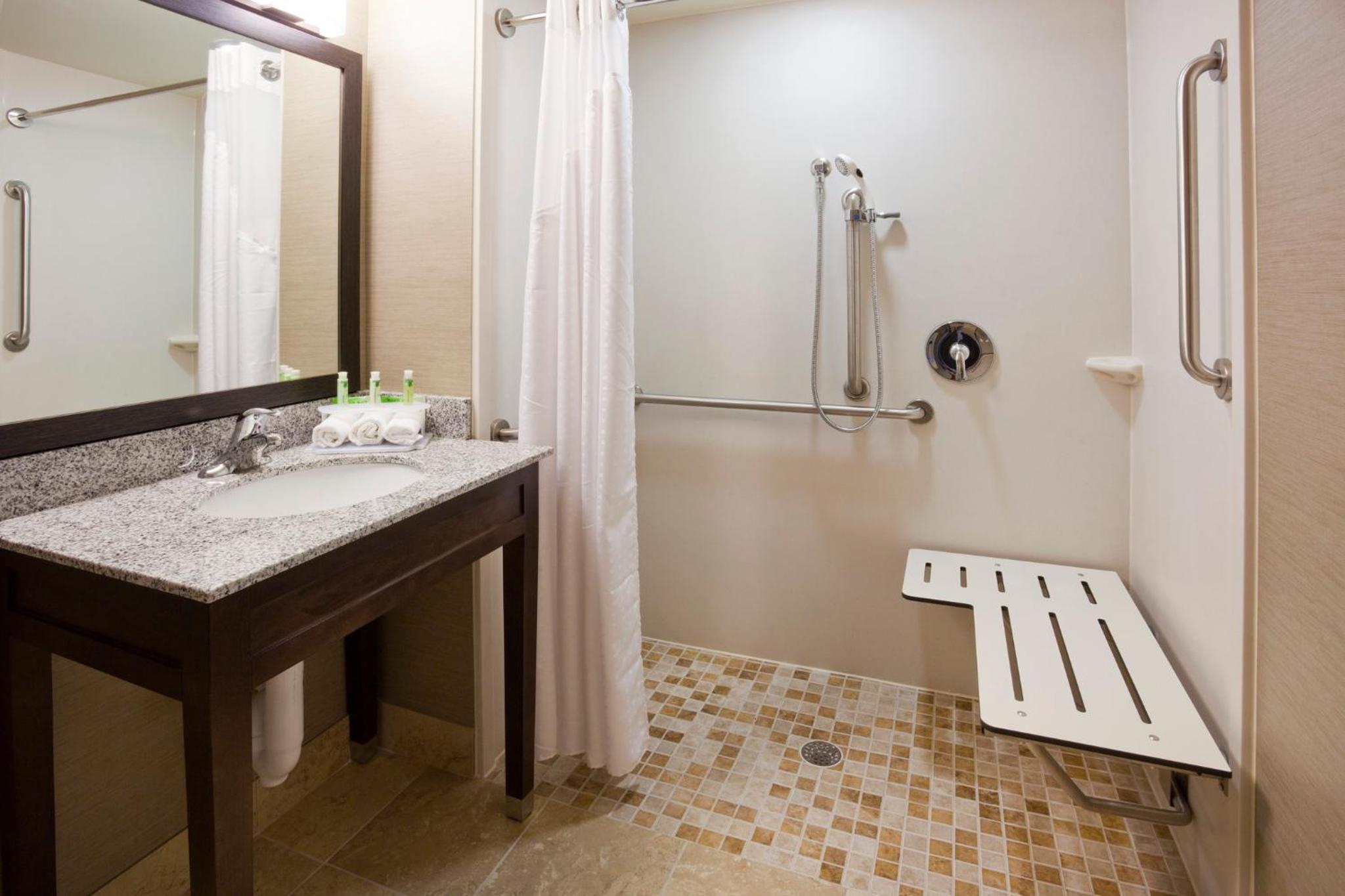 King Room - Disability Access/Roll in Shower photo 3
