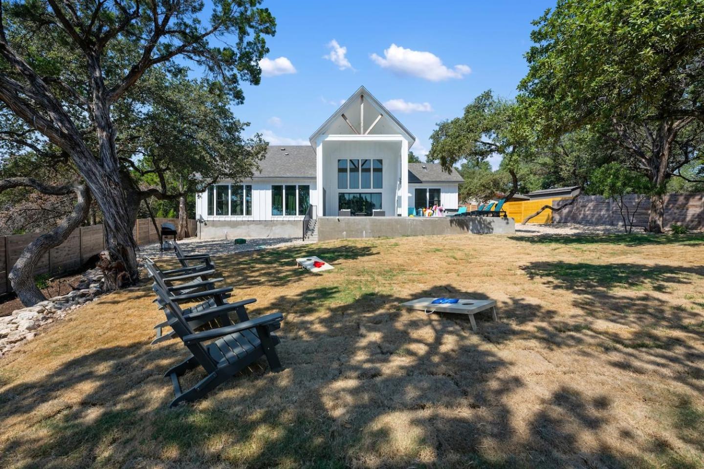 Five-Bedroom House photo 3