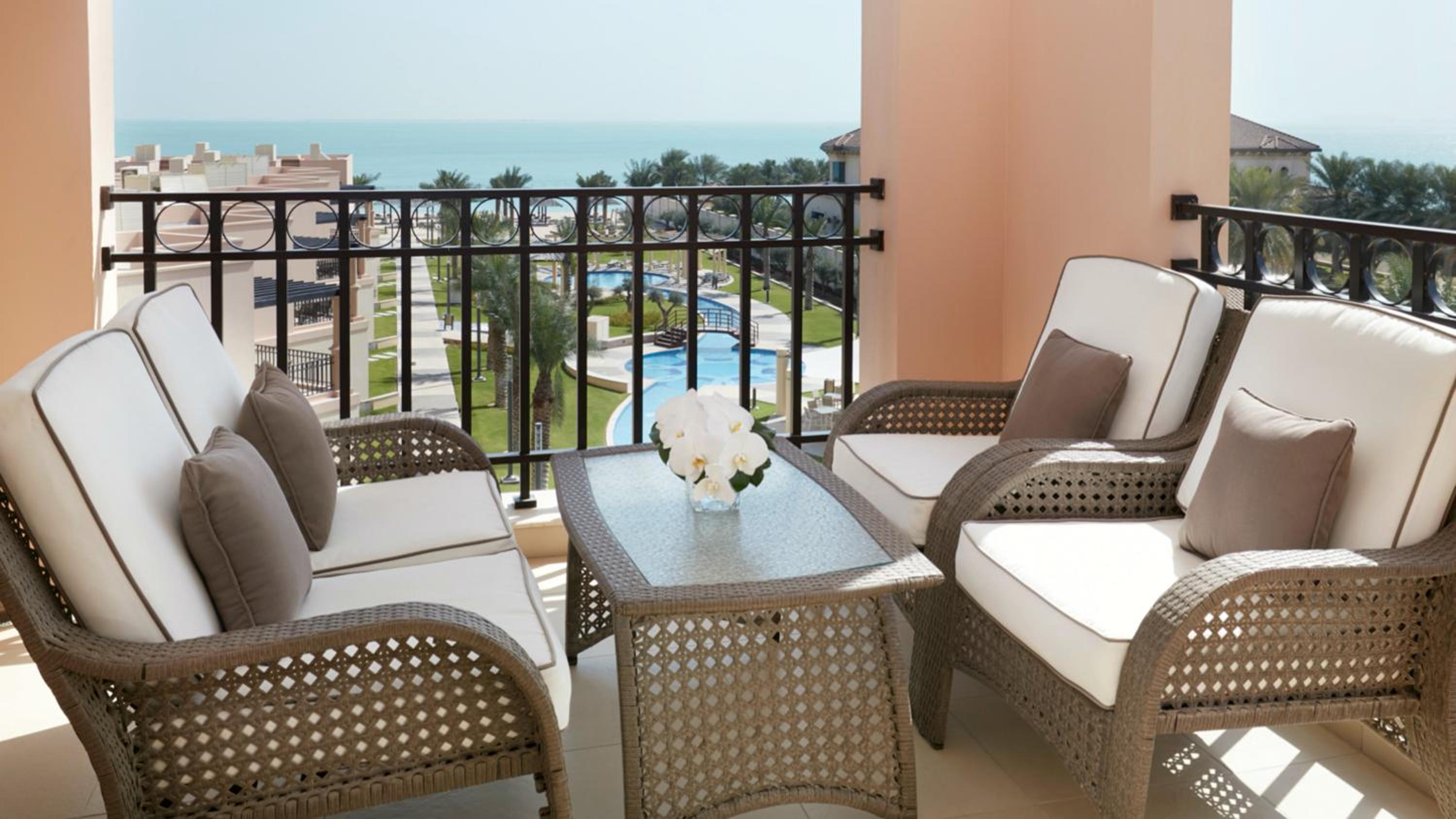 One-Bedroom Suite with Hotel View photo 3
